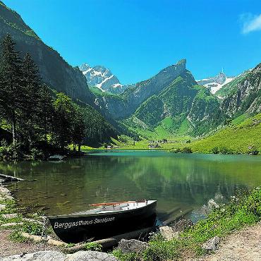 Sommer-Fotos - Der wunderschöne Seealpsee inmitten der atemberaubenden Gipfel der Appenzeller Alpen. Foto: Regula Wicki