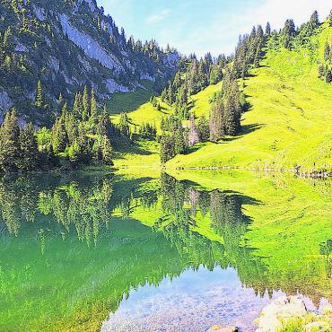 Sommer-Fotos - Warum denn in die Ferne schweifen, wenn das Schöne liegt so nah. Ein perfektes Spiegelbild im Hinterstockensee unterhalb vom Stockhorn bei Erlenbach im Simmental. Foto: Georg Kalt, Laufenburg
