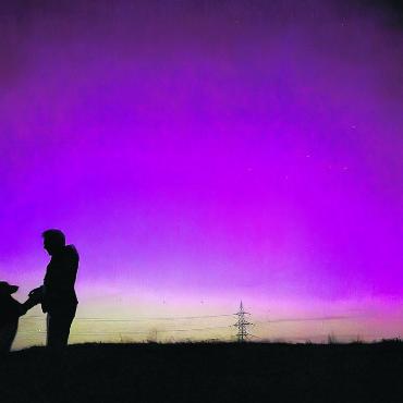 LESERFOTO - Unterm Polarlicht: «Ich war mit unserem Hund Kimbo unterwegs in der Nacht vom Freitag auf Samstag. Es war wunderschön», schreibt Gabriela Stocker aus Obermumpf. Leserfoto: Gabriela Stocker