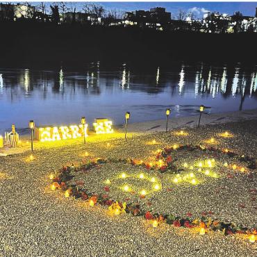 Romantisches am Rhein: Kürzlich hat ein junger Mann seine Angebetete in Rheinfelden überrascht. Sie soll Ja gesagt haben. - Romantisches am Rhein: Kürzlich hat ein junger Mann seine Angebetete in Rheinfelden überrascht. Sie soll Ja gesagt haben. Foto: Valentin Zumsteg