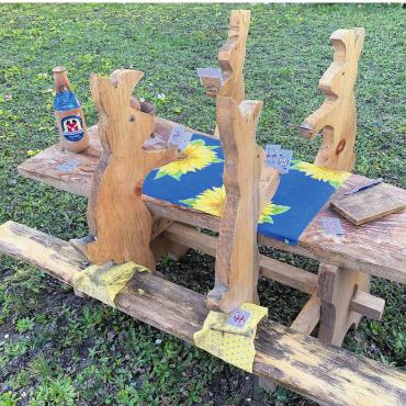 LESERFOTO - Bis Ostern vertreiben sich diese vier Hasen die Zeit mit Jassen, danach beginnt die Arbeit des Eierversteckens. Gesehen in Möhlin. Foto: Margrit Freudemann, Kaisten