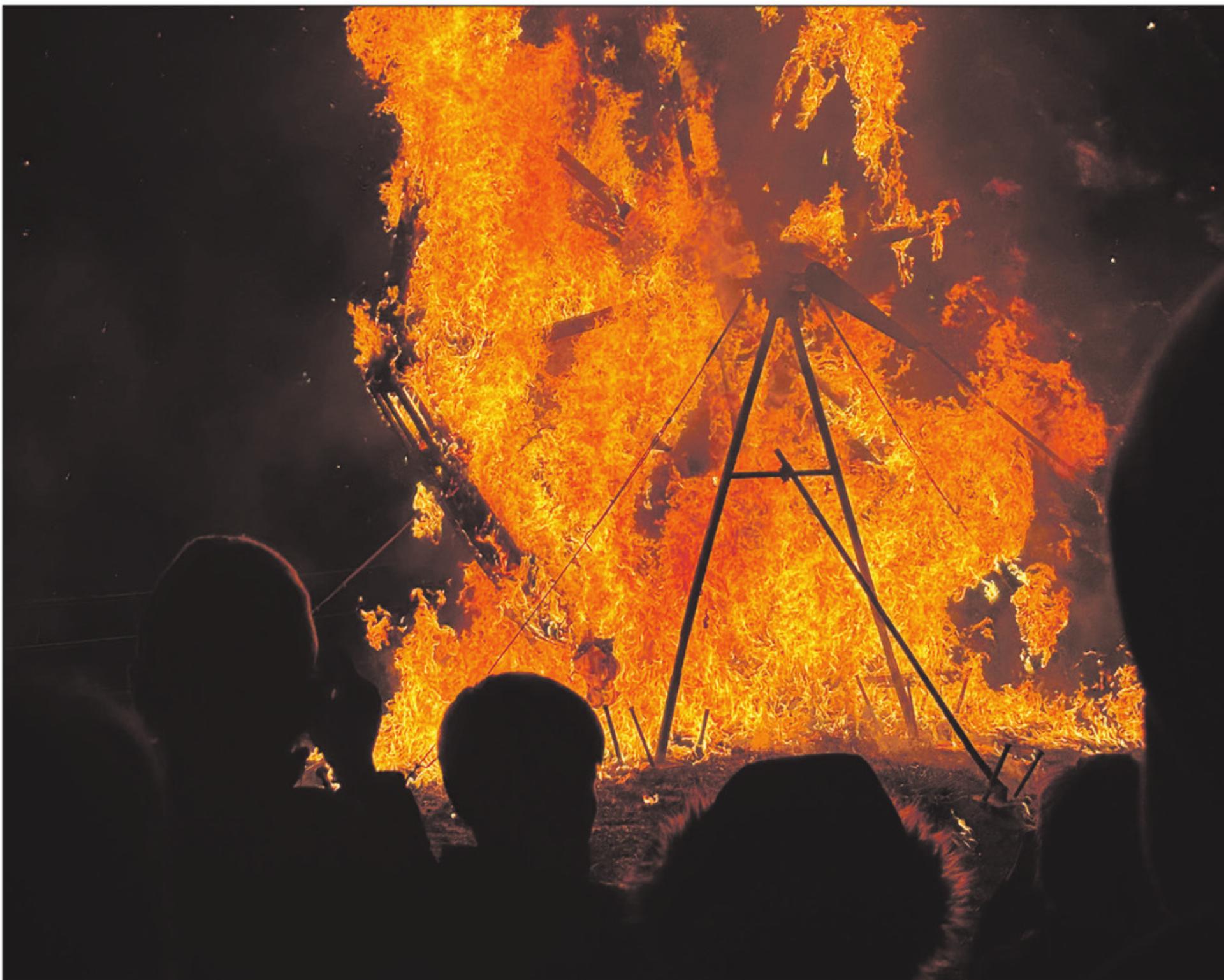 Feuriges Spektakel am Nachthimmel - Das Bild wird blockiert. – Möglicherweise durch einen aktiven Adblocker.