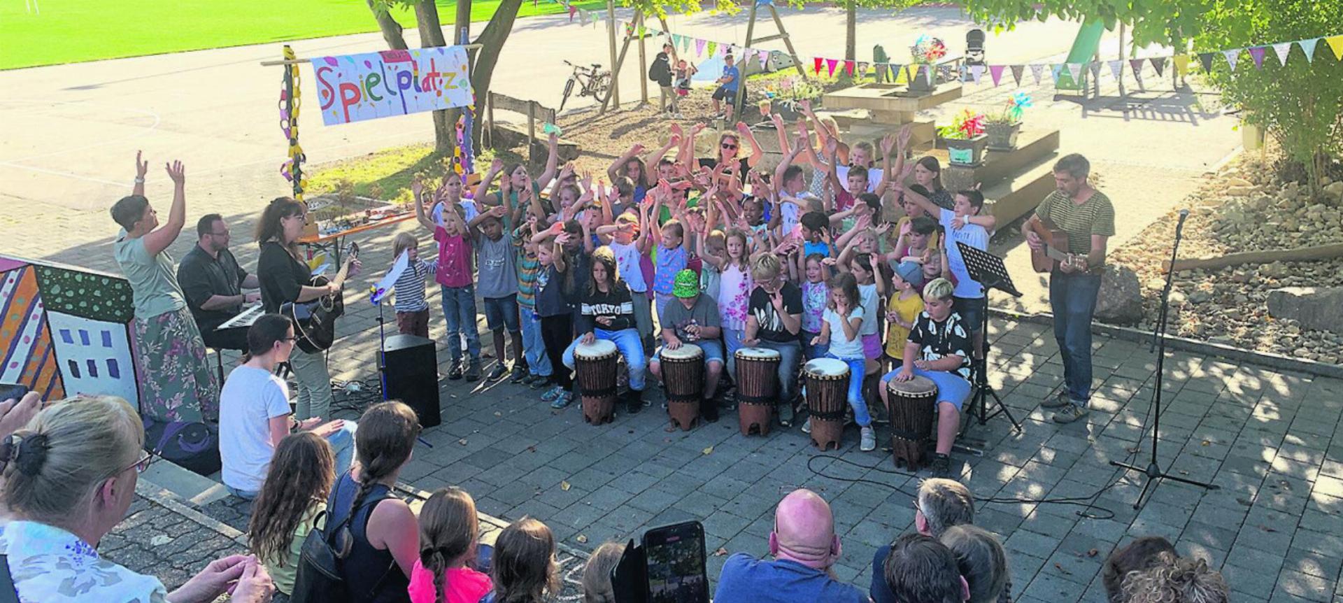 Die Oberhofer Schulkinder haben zur Feier des Tages ein Lied einstudiert. Foto: Simone Rufli