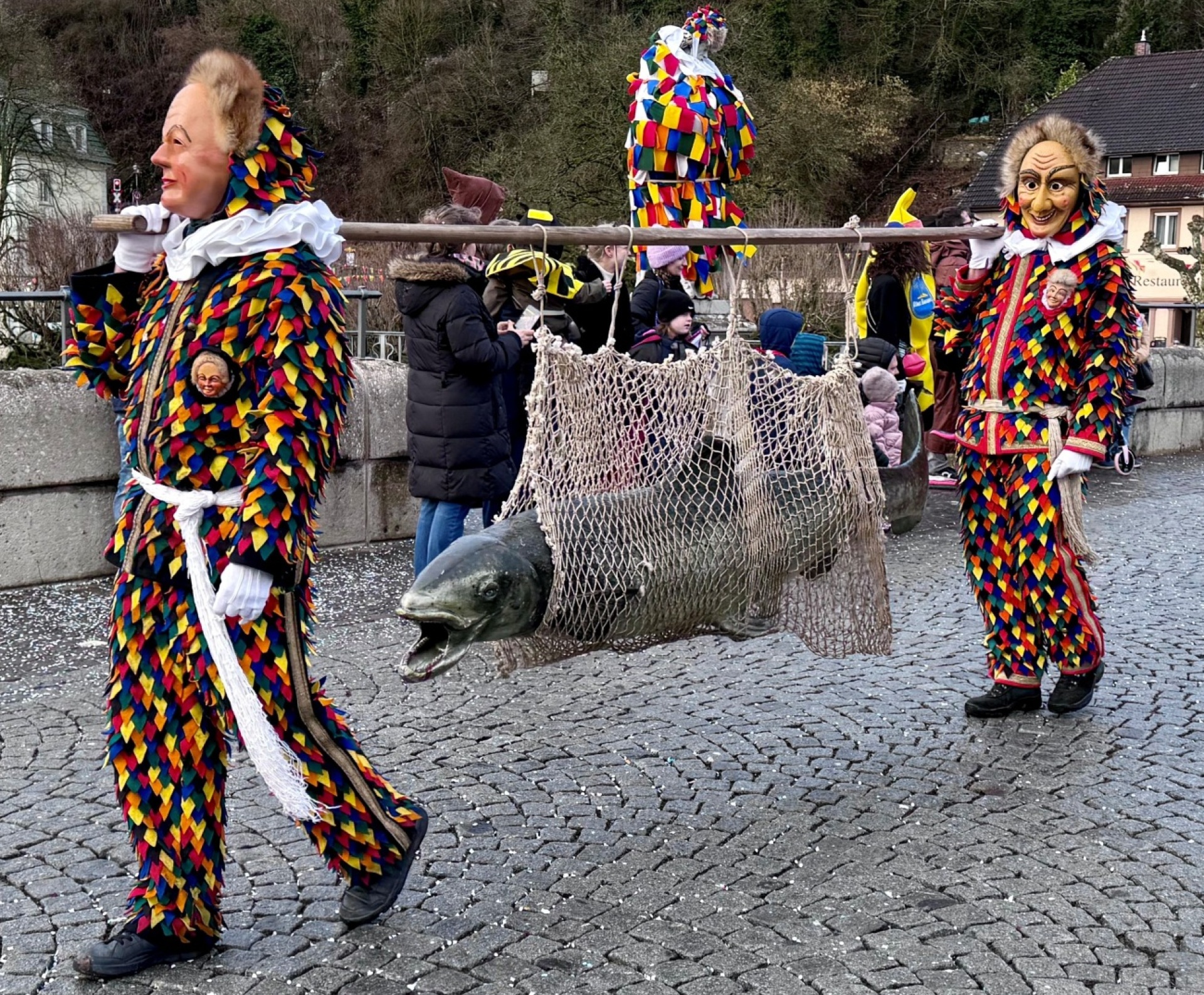Der Fisch ist an Land und damit die Laufenburger Städtlefasnacht offiziell eröffnet - Das Bild wird blockiert. – Möglicherweise durch einen aktiven Adblocker.