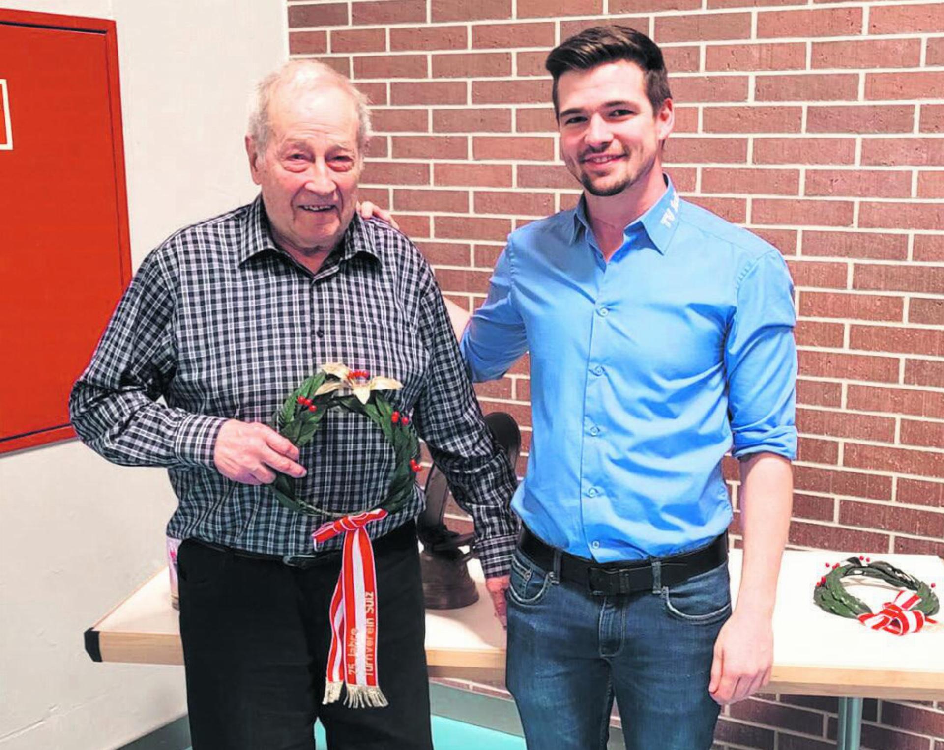 Yannick Christen überreicht Joseph Wächter das Ehrungsgeschenk für 75 Jahre Vereinsmitgliedschaft. Foto: zVg