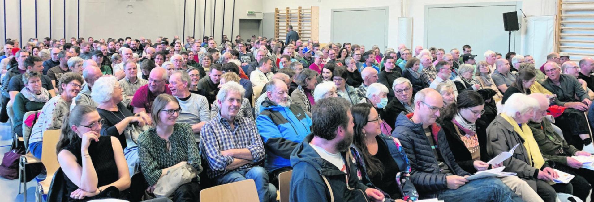 200 Stühle standen bereit, 53 weitere mussten herbeigeschafft werden, so gross war das Interesse an der Fusions-Gemeindeversammlung in Wölflinswil. Foto: Simone Rufli