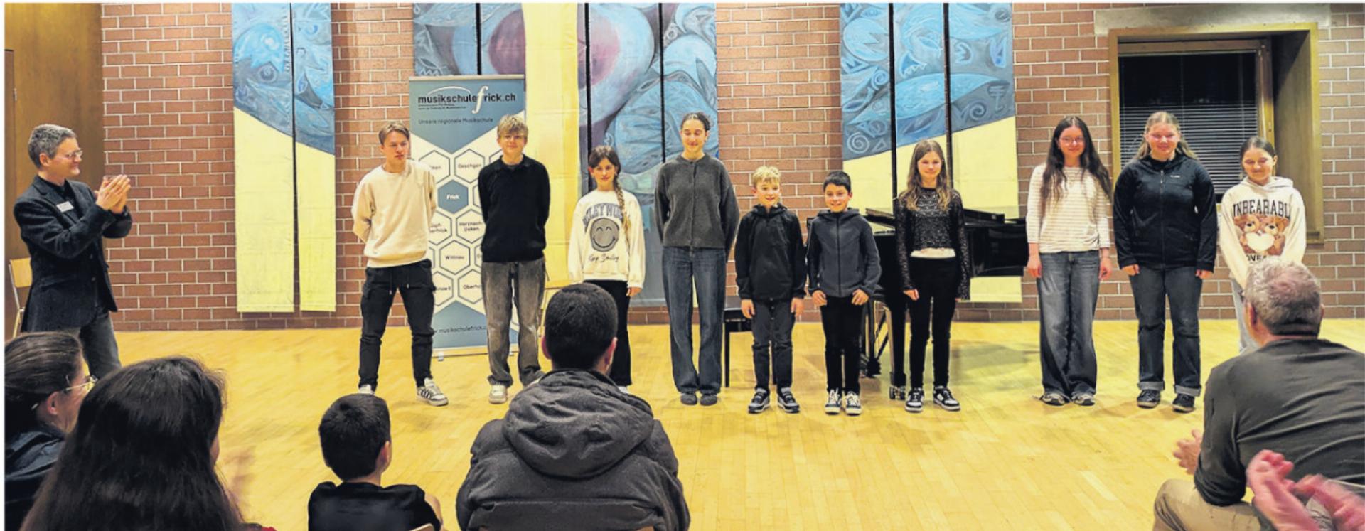 Frick musiziert: Schüler glänzen auf der Bühne - Das Bild wird blockiert. – Möglicherweise durch einen aktiven Adblocker.