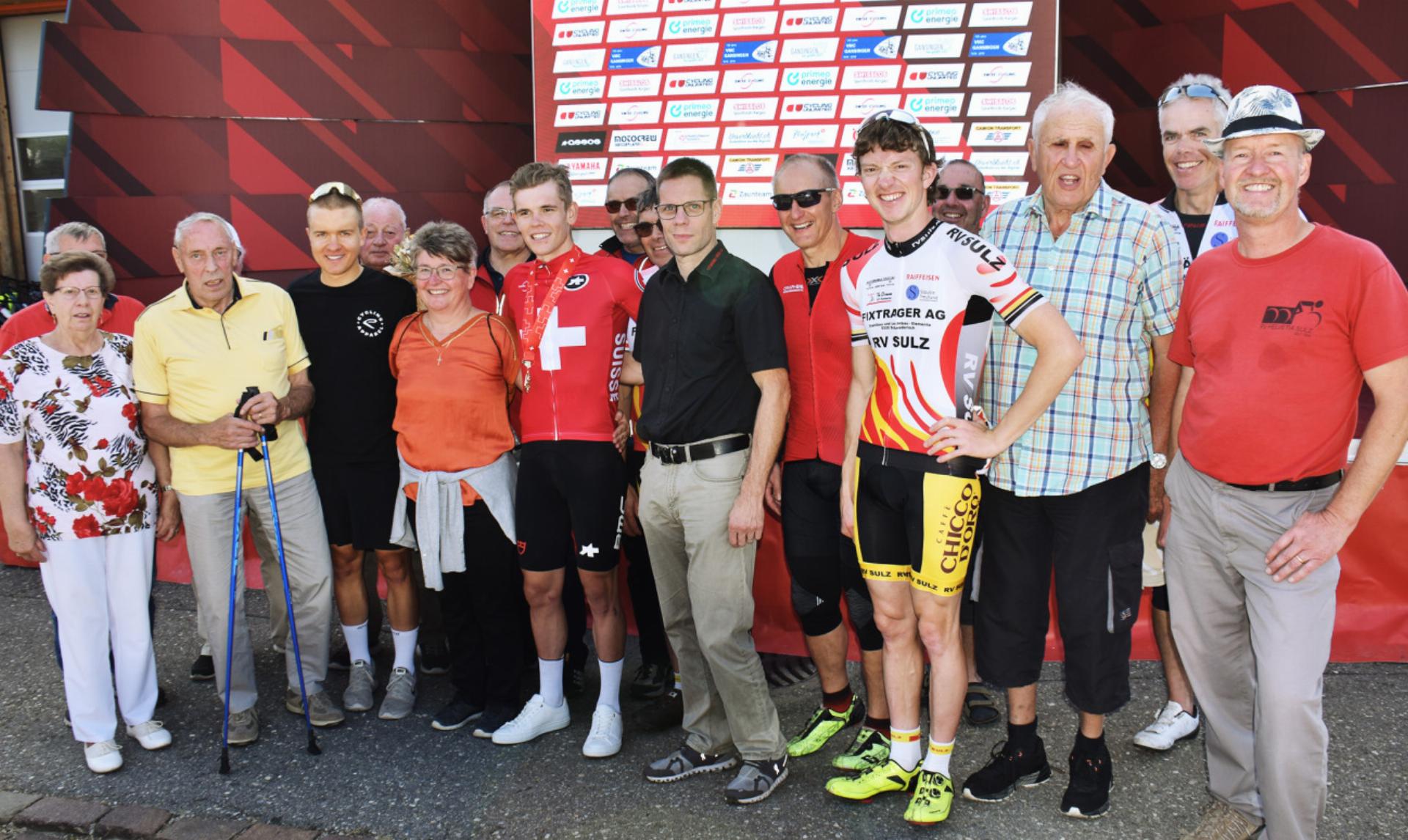 Angehörige und Freunde freuen sich mit Fabian Weiss (in der Mitte im Meistertrikot) über die erfolgreiche Schweizermeisterschaft in Gansingen. Fotos: August Widmer