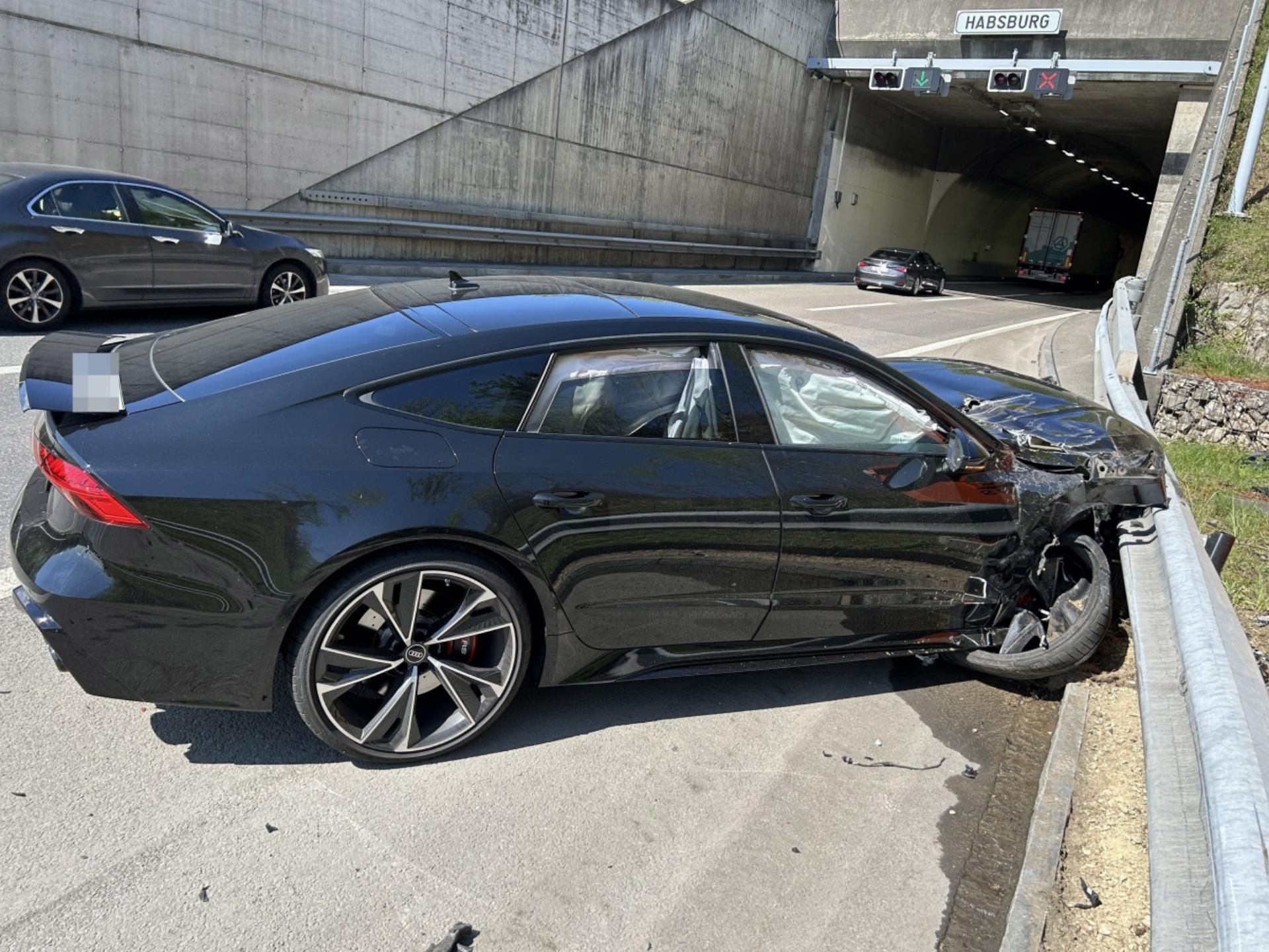 Ohne Führerausweis unterwegs und gegen Leitplanke geprallt - Das Bild wird blockiert. – Möglicherweise durch einen aktiven Adblocker.