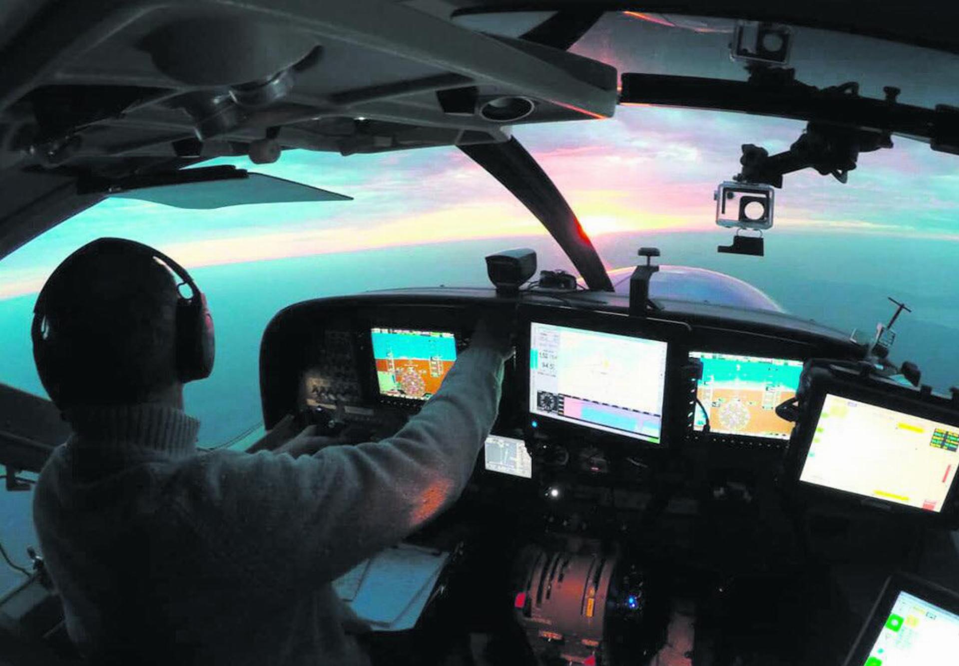 Im Cockpit bedient der Sensor-Operateur den Laserscanner. Foto: zVg