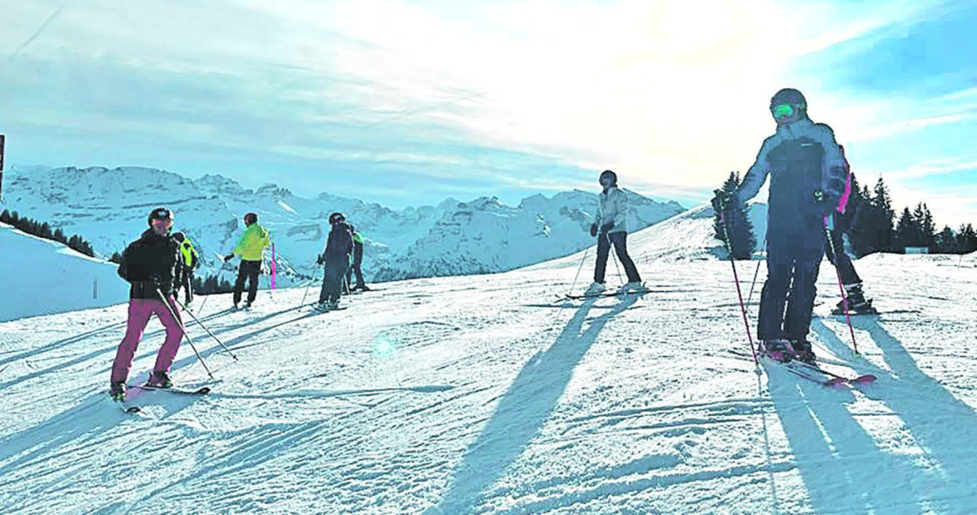 Gemeinsame Ausflüge in diverse Skigebiete – hier auf dem Hoch Ybrig – gehören immer noch zum Programm. Fotos: zVg