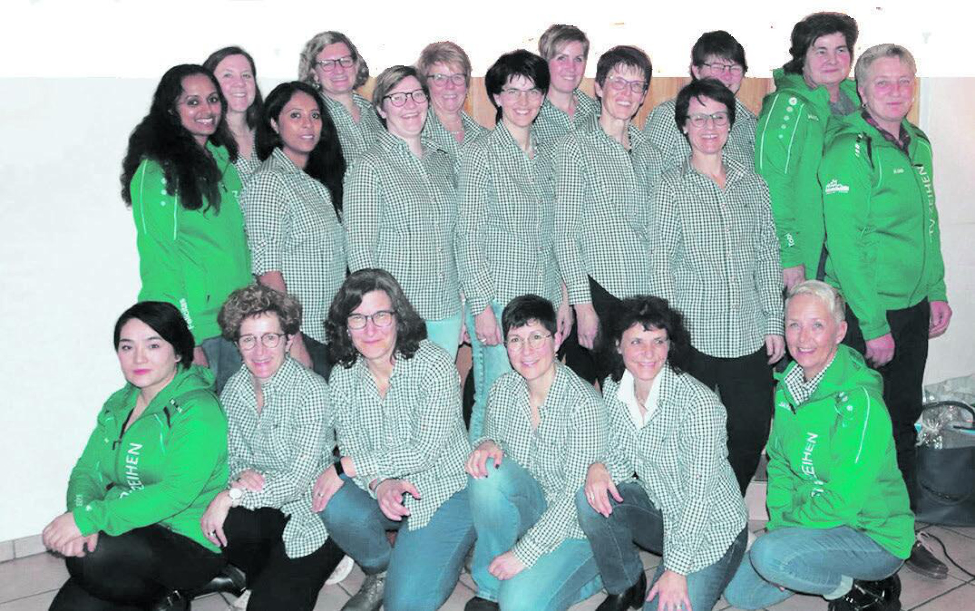 Die aktiven Turnerinnen umgeben von den neuen Mitgliederinnen mit der Vereinsjacke. Foto: zVg