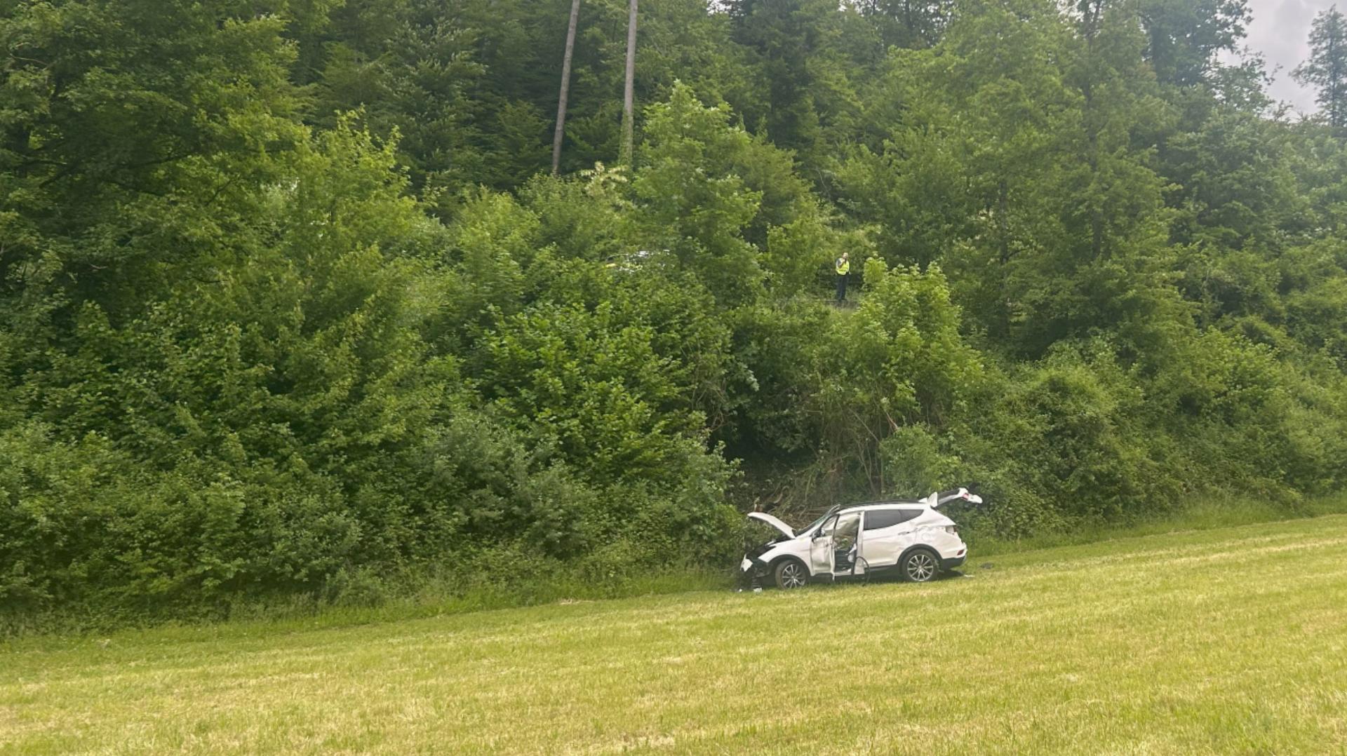 Mit dem Auto die Böschung hinuntergestürzt