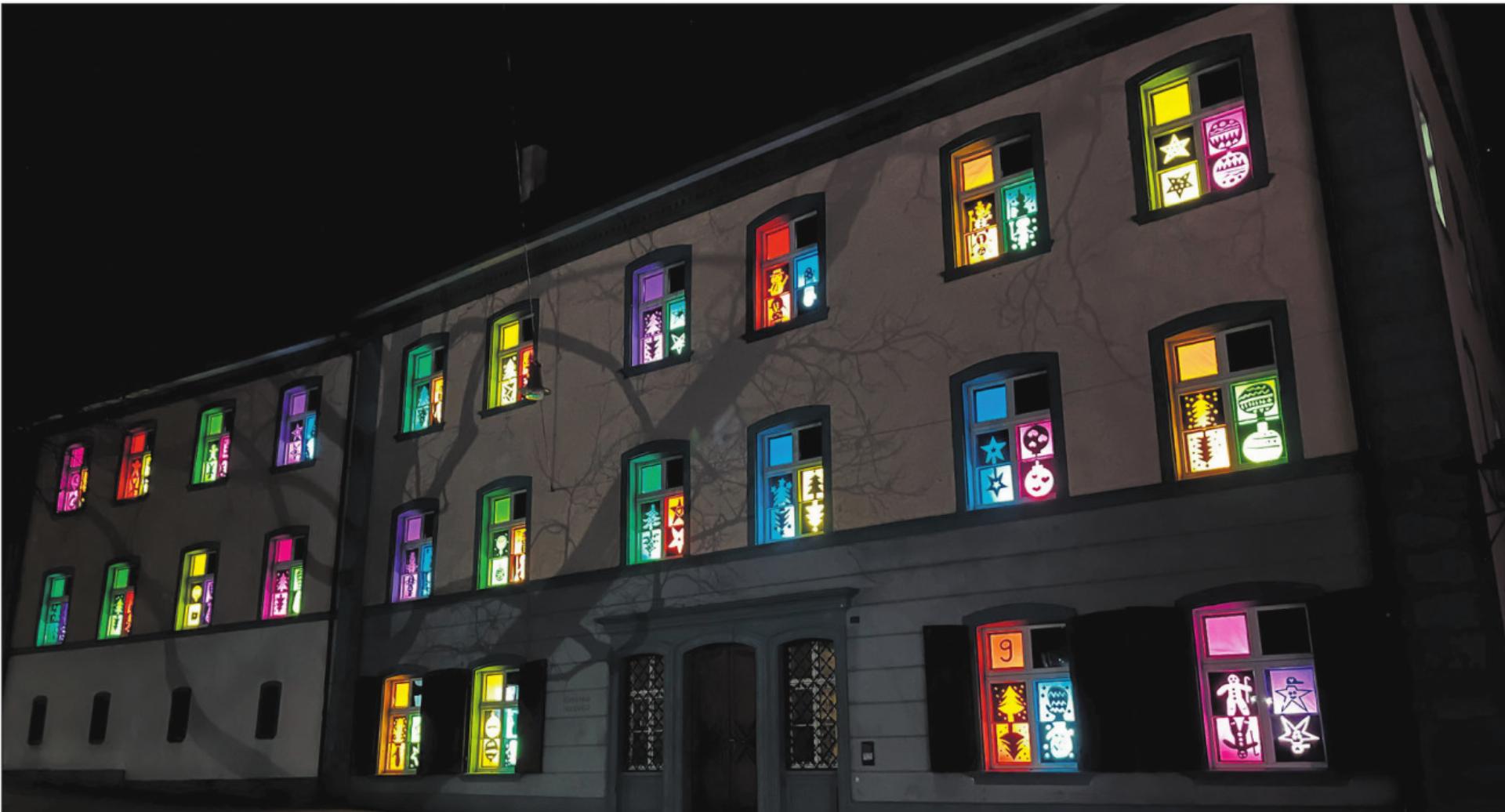 Leuchtende Fenster - Das Bild wird blockiert. – Möglicherweise durch einen aktiven Adblocker.