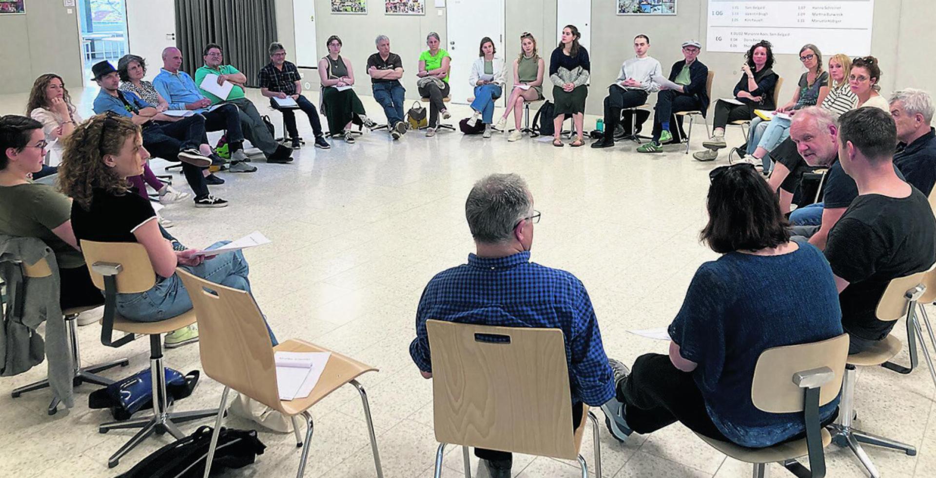 Auf Tuchfühlung für die Ausgabe 2024: Mitwirkende am Lehrertheater treffen einander zum ersten Mal. Foto: Ronny Wittenwiler