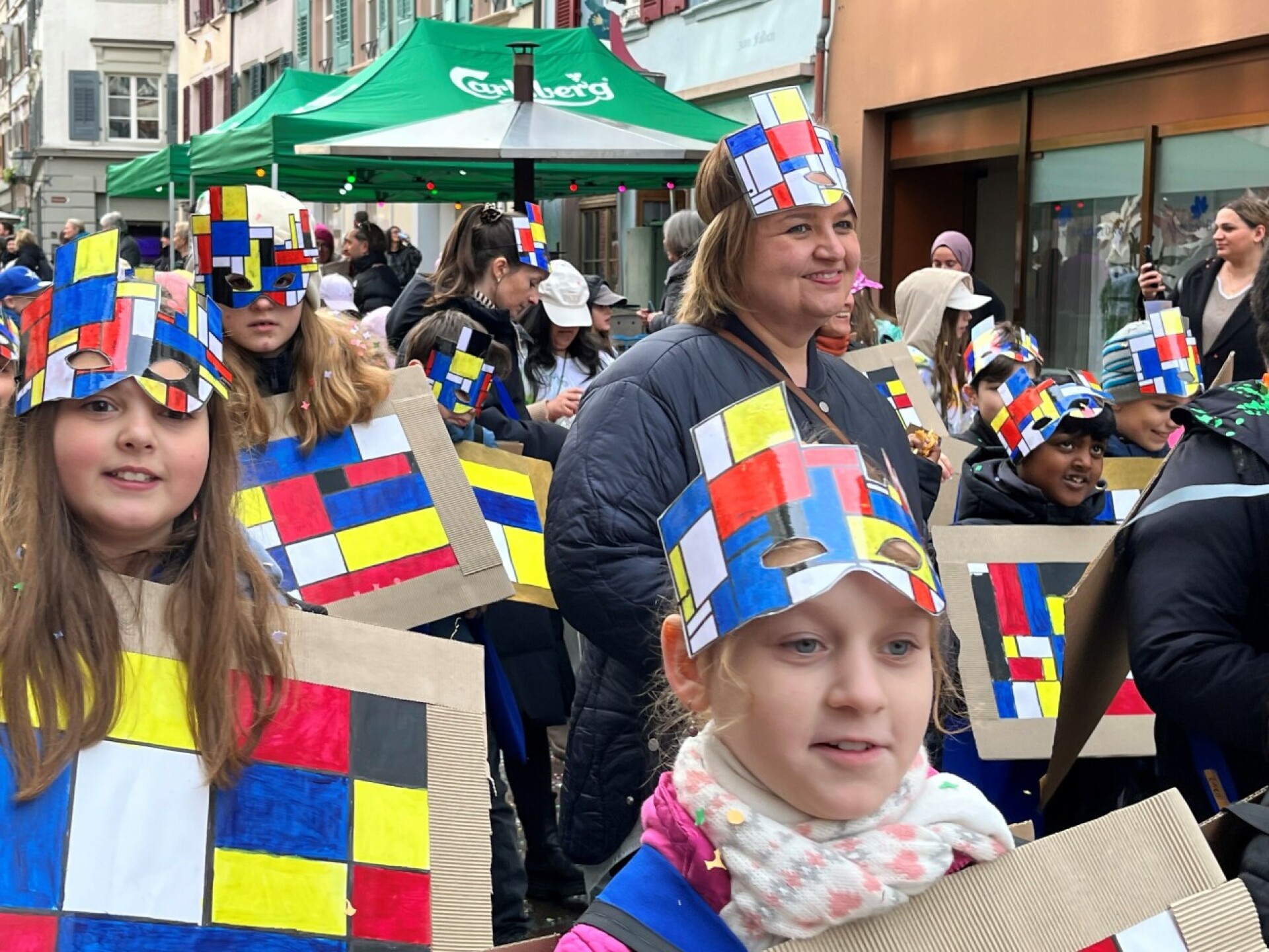 Die jungen Fasnächtler treiben es bunt - Das Bild wird blockiert. – Möglicherweise durch einen aktiven Adblocker.