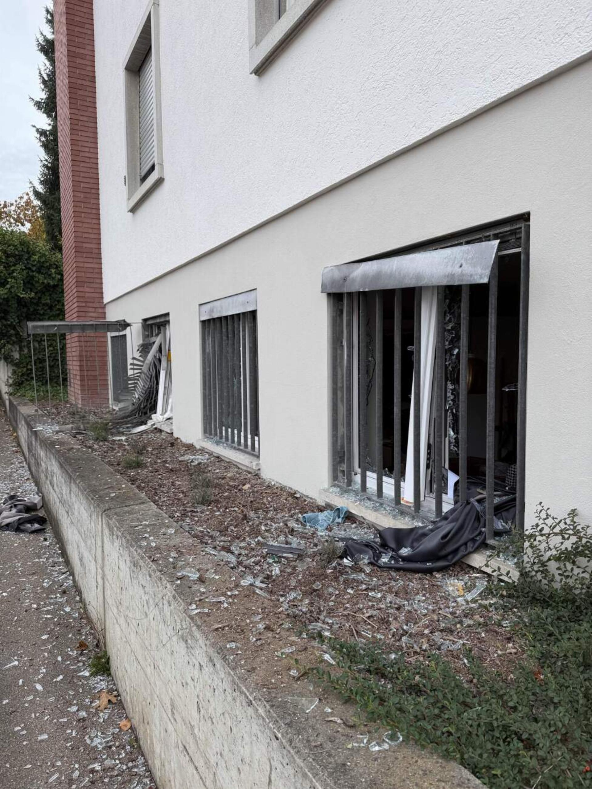 Aarau: Geplatzte Luftmatratze verwüstet Wohnung - Das Bild wird blockiert. – Möglicherweise durch einen aktiven Adblocker.
