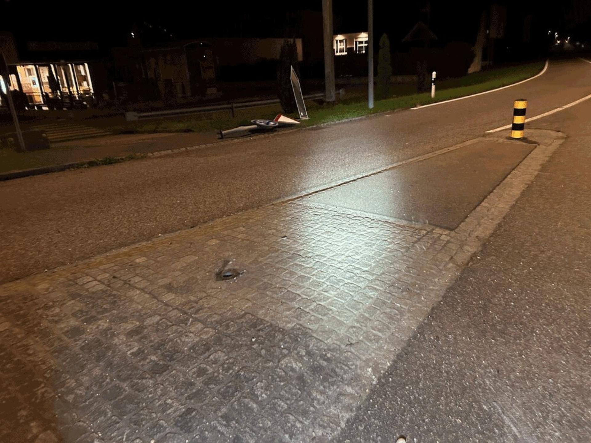 Nach Kollision Schaden an Strassenanlage in Kaiseraugst