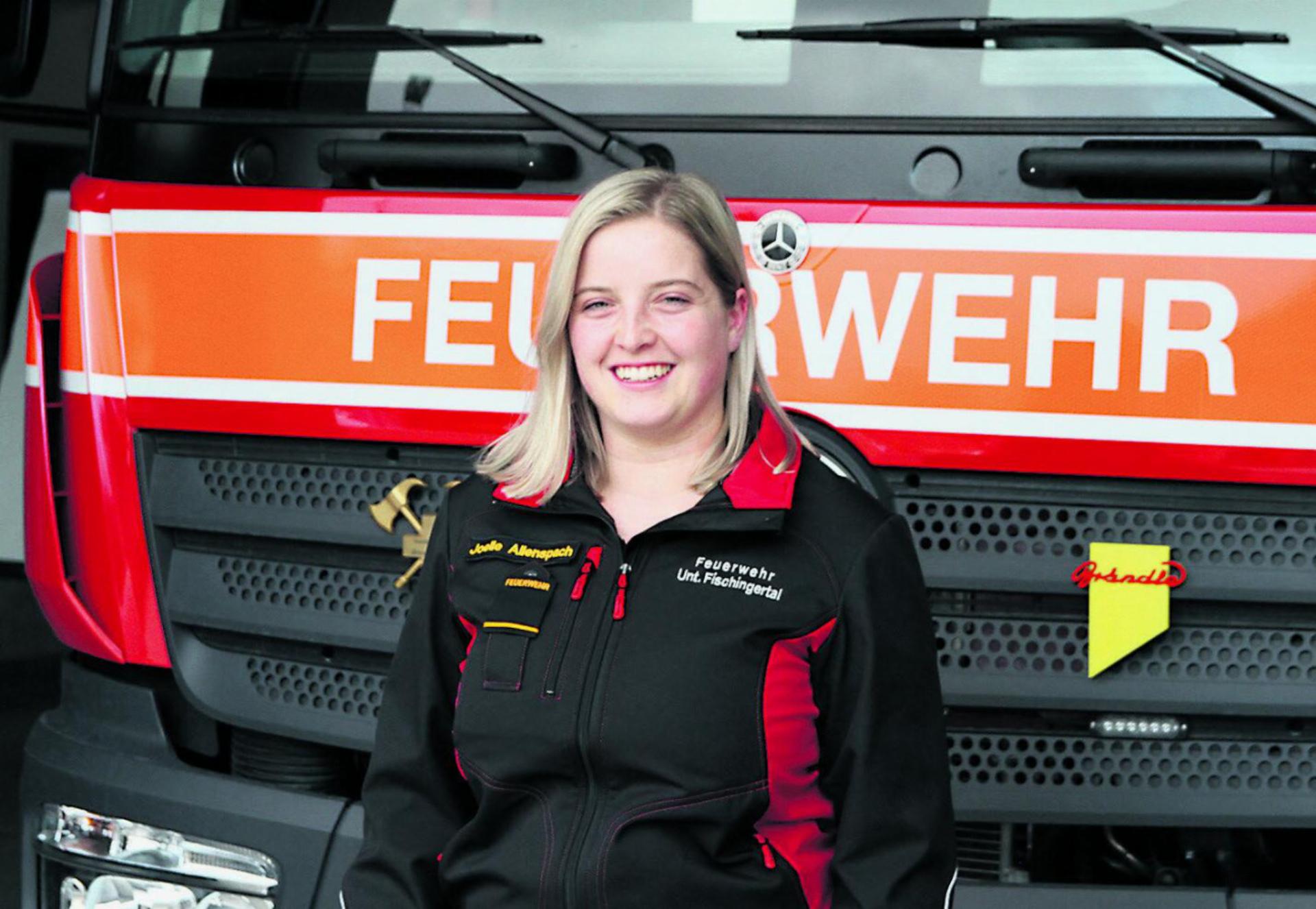 Das Schmuckstück der Wallbacher Feuerwehr: Das brandneue Fahrzeug – und natürlich Joelle Allenspach. Foto: Yasmin Malard