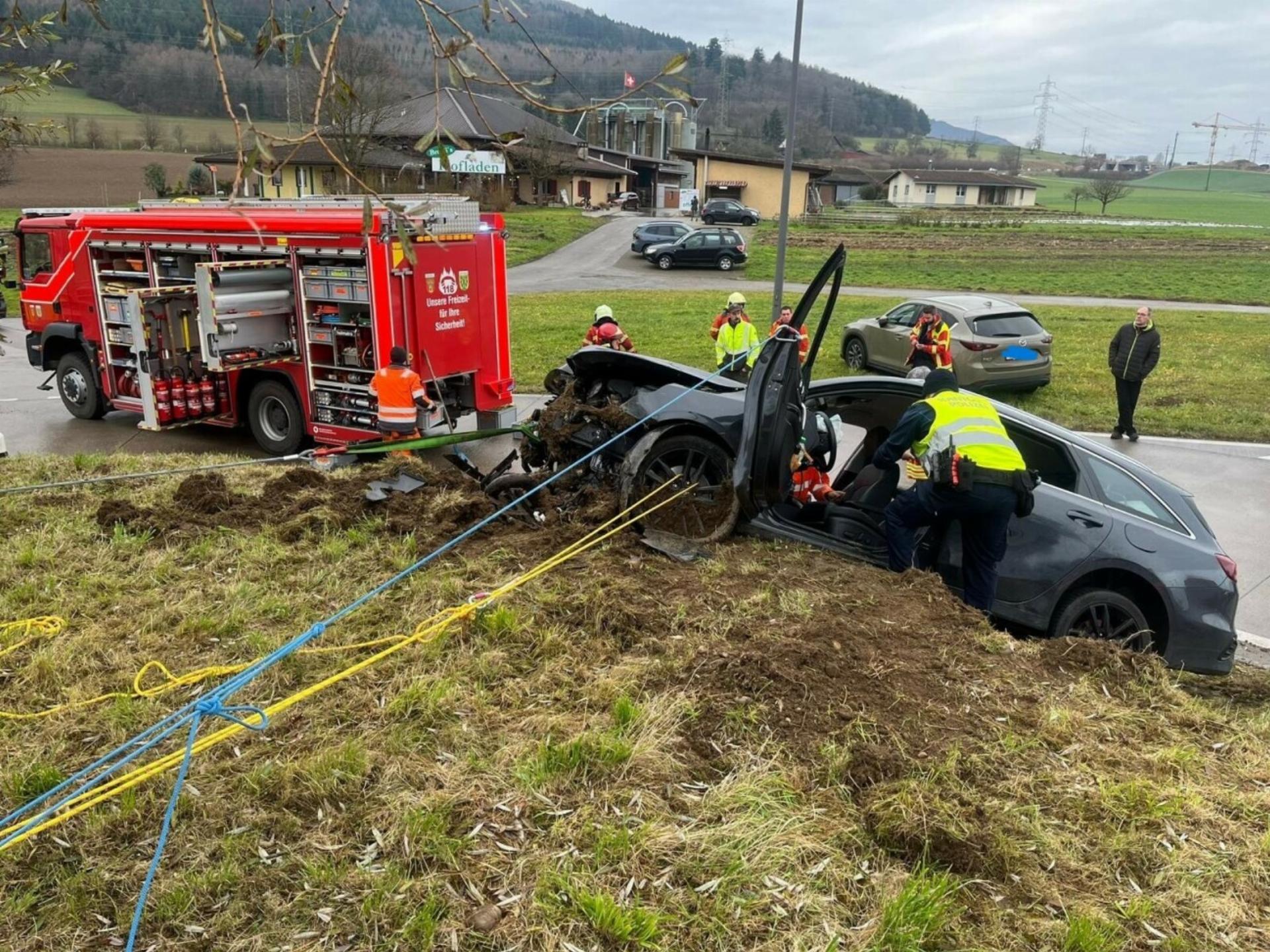 Zwischen Möhlin und Wallbach: Automobilistin kollidiert mit Landstrassen-Kreisel - Das Bild wird blockiert. – Möglicherweise durch einen aktiven Adblocker.