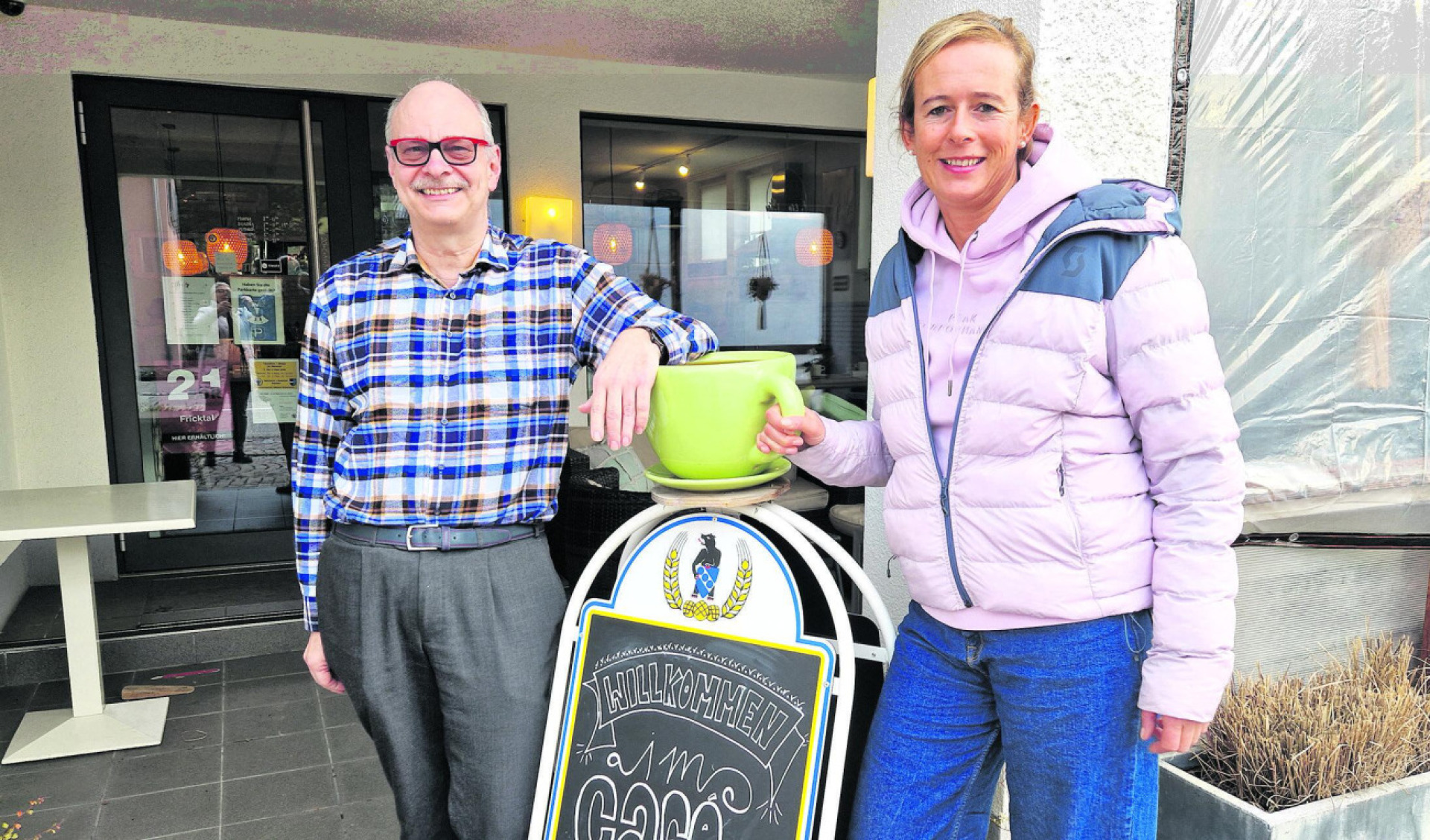 Für Adrian Hüsser und Regula Lutz ist klar: Sandra Winter leistet mit dem Café Cholm einen wichtigen Beitrag zum gesellschaftlichen Leben in Ueken. Foto: zVg