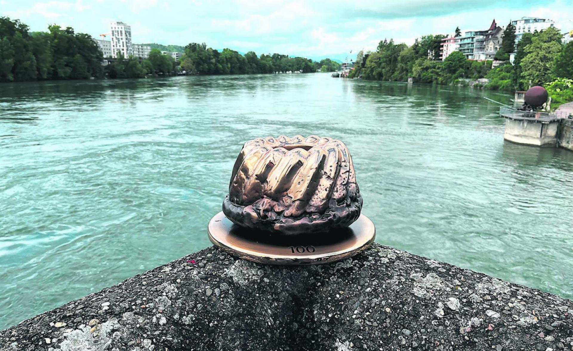 Süsse Kunst aus Bronze: Der Gugelhupf soll auch die grenzüberschreitende Freundschaft symbolisieren. Fotos: Valentin Zumsteg