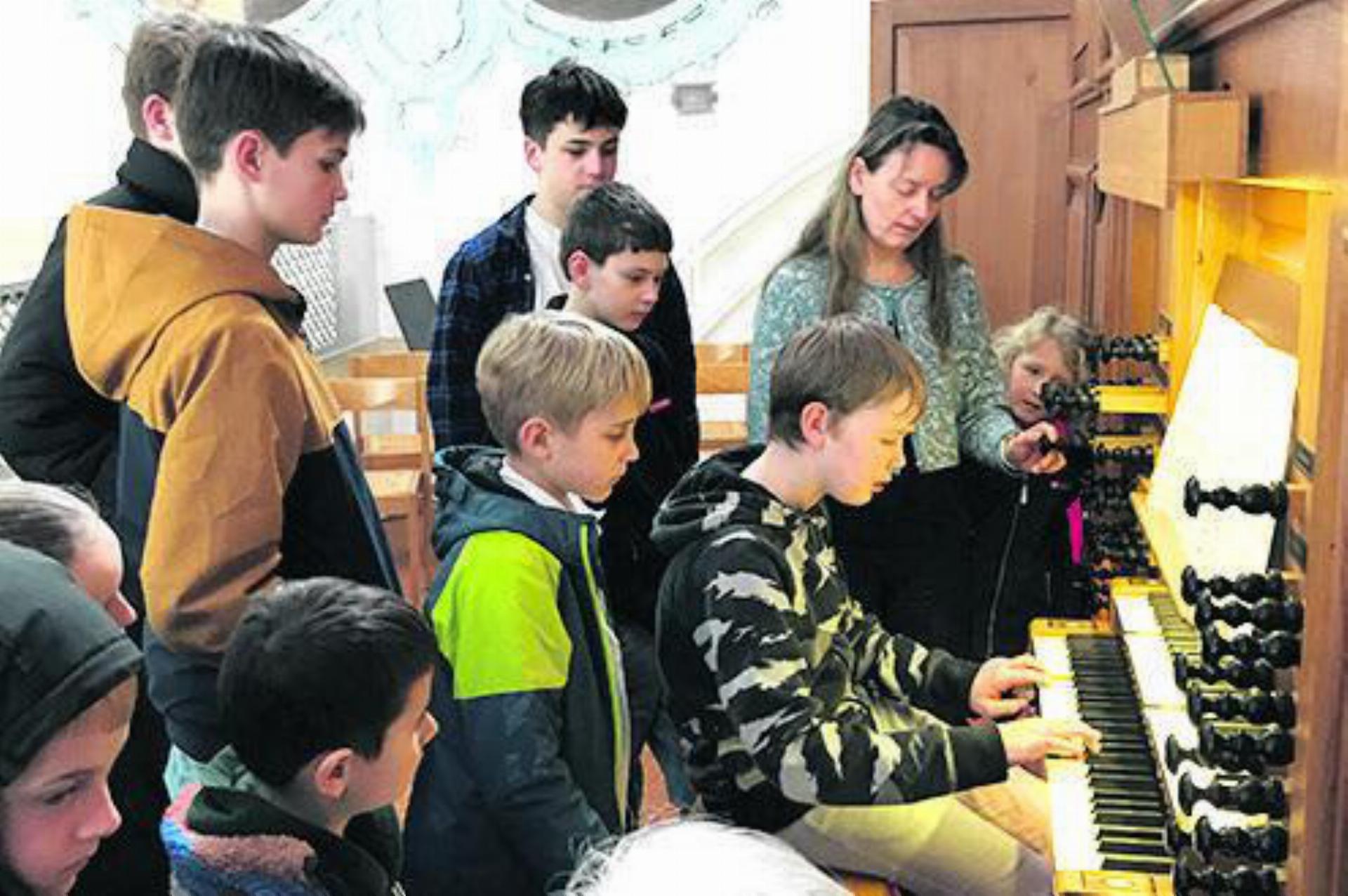 Die Kinder durften die Orgel selber ausprobieren. Foto: zVg