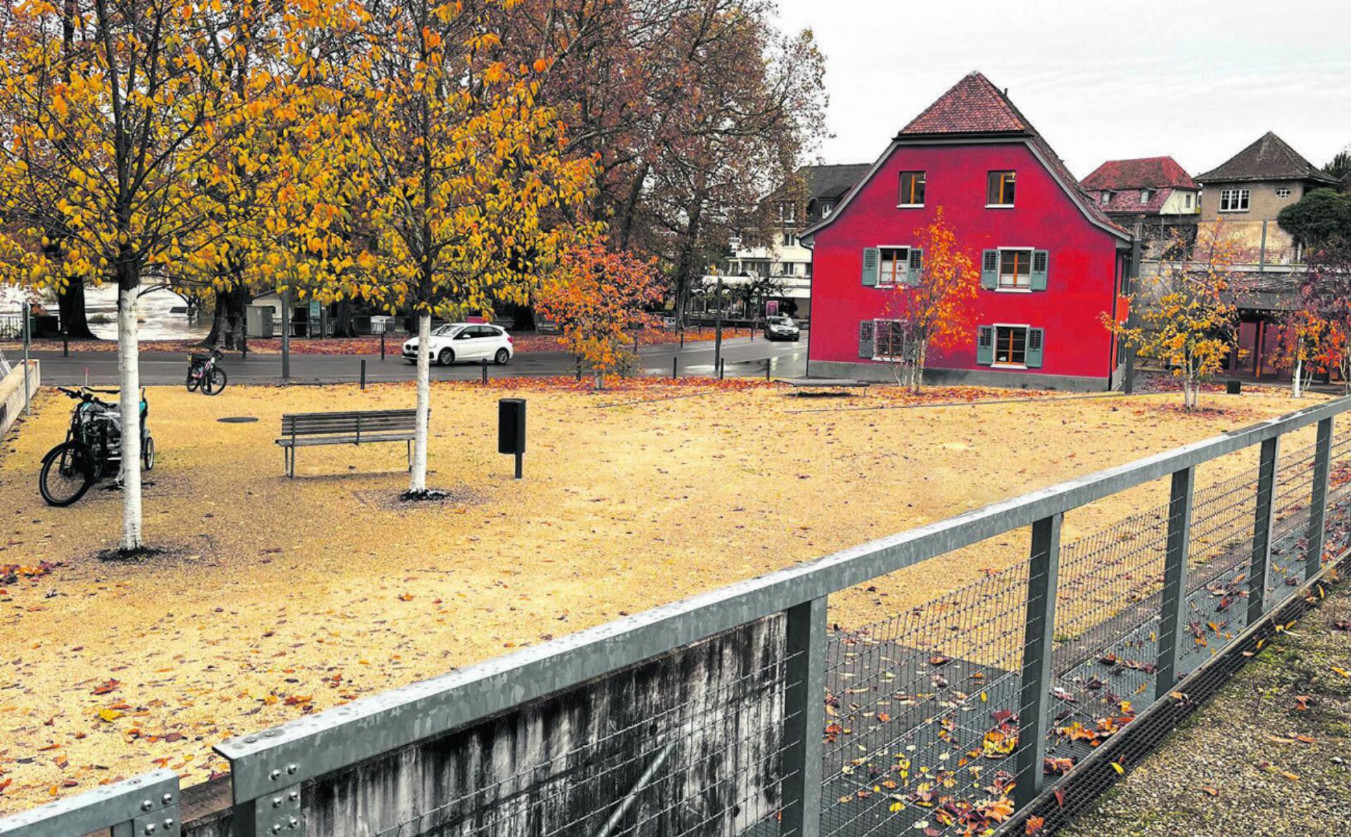 Heute heisst die Fläche beim Roten Haus im Volksmund «Mergelplatz», künftig soll er nach Schwester Idi Furrer benannt werden. Fotos: Valentin Zumsteg/zVg