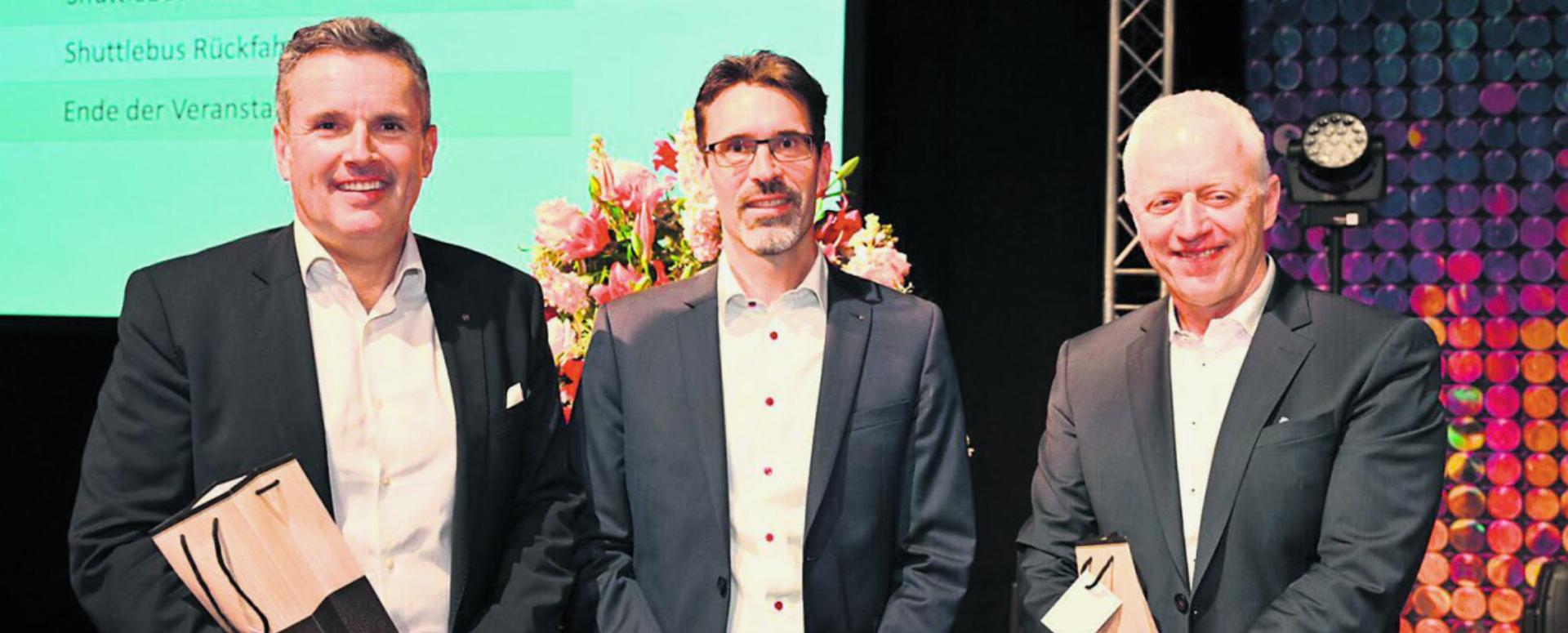 Oscar Elias (links) und Erwin Schwarb (rechts) wurden für ihre langjährige Tätigkeit im Verwaltungsrat von Präsident Thomas Waldmeier geehrt. Foto: zVg