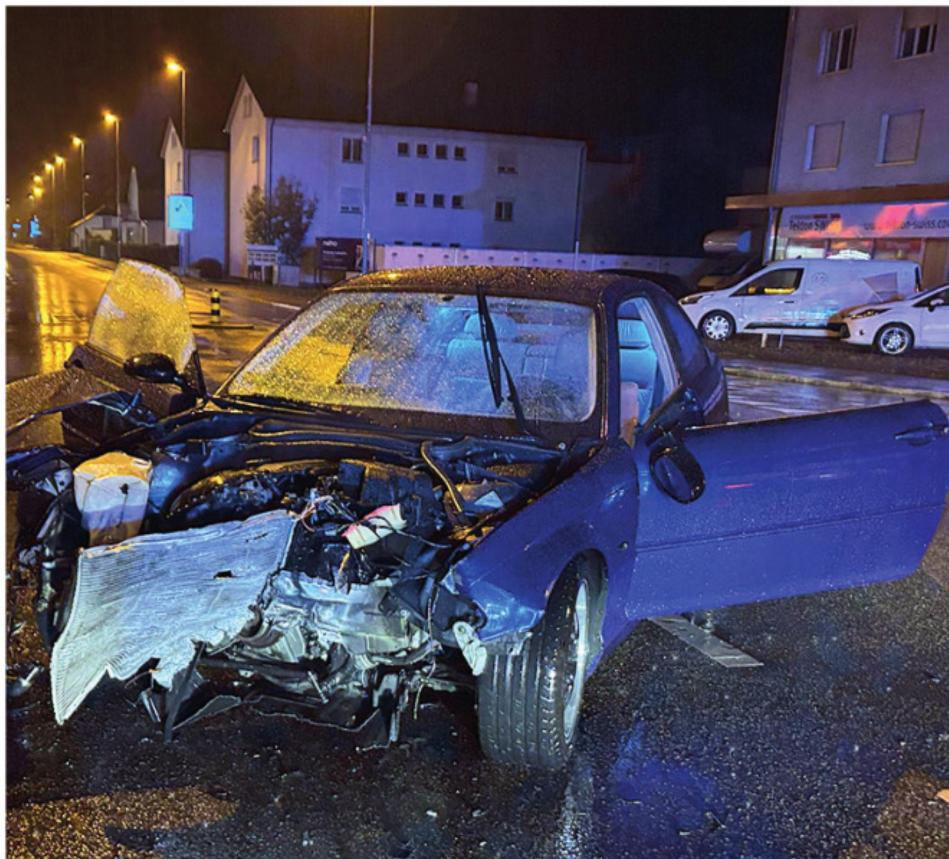 Heftige Kollision fordert Schwerverletzten - Das Bild wird blockiert. – Möglicherweise durch einen aktiven Adblocker.