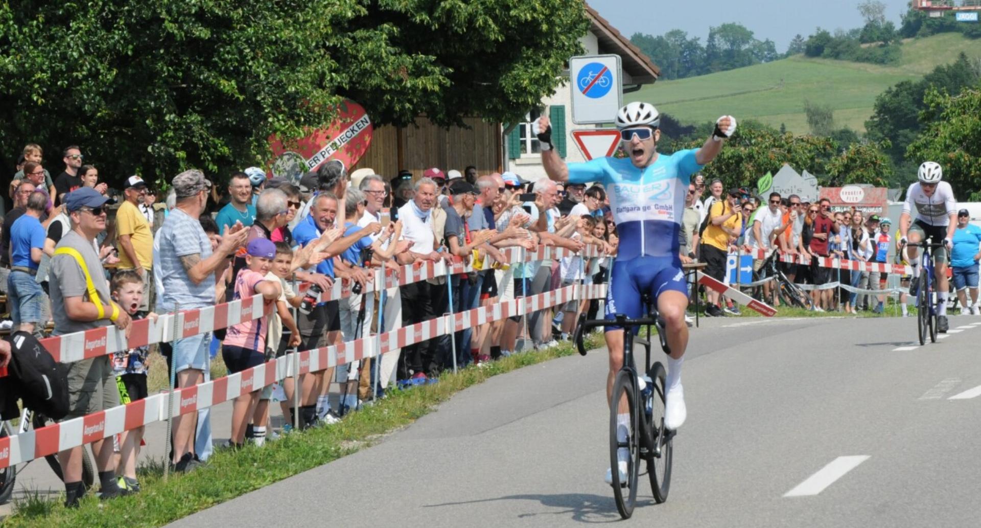 Cyrill Steinacher gewinnt Radrennen in Ehrendingen