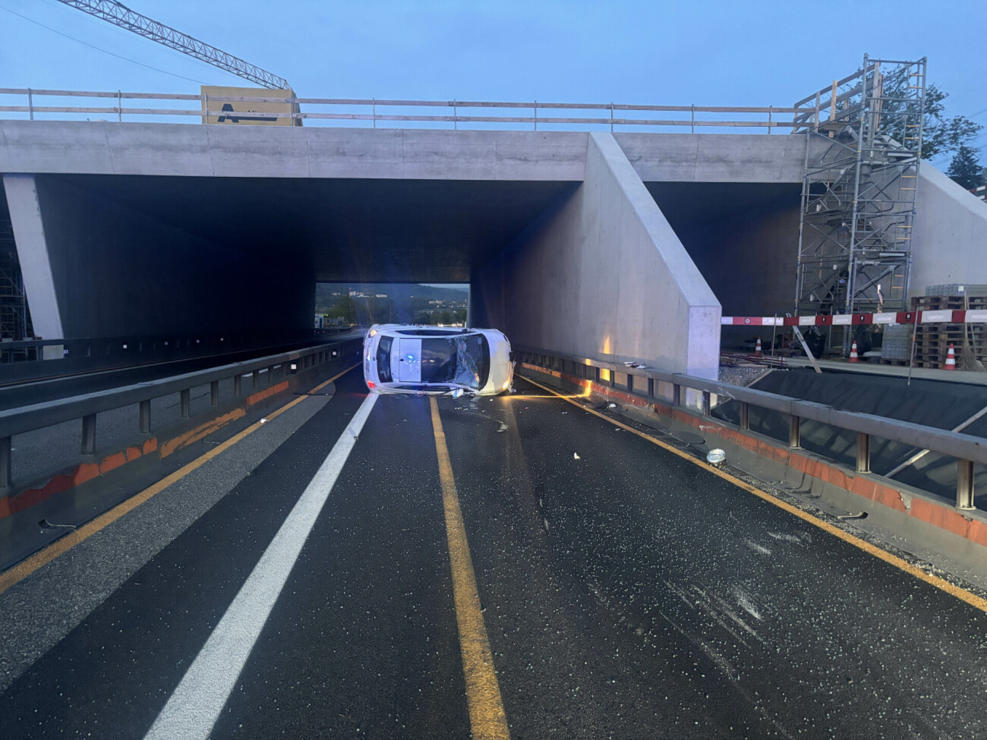 A3: Unfall in Zeiningen, Rauch im Bözbergtunnel - Das Bild wird blockiert. – Möglicherweise durch einen aktiven Adblocker.