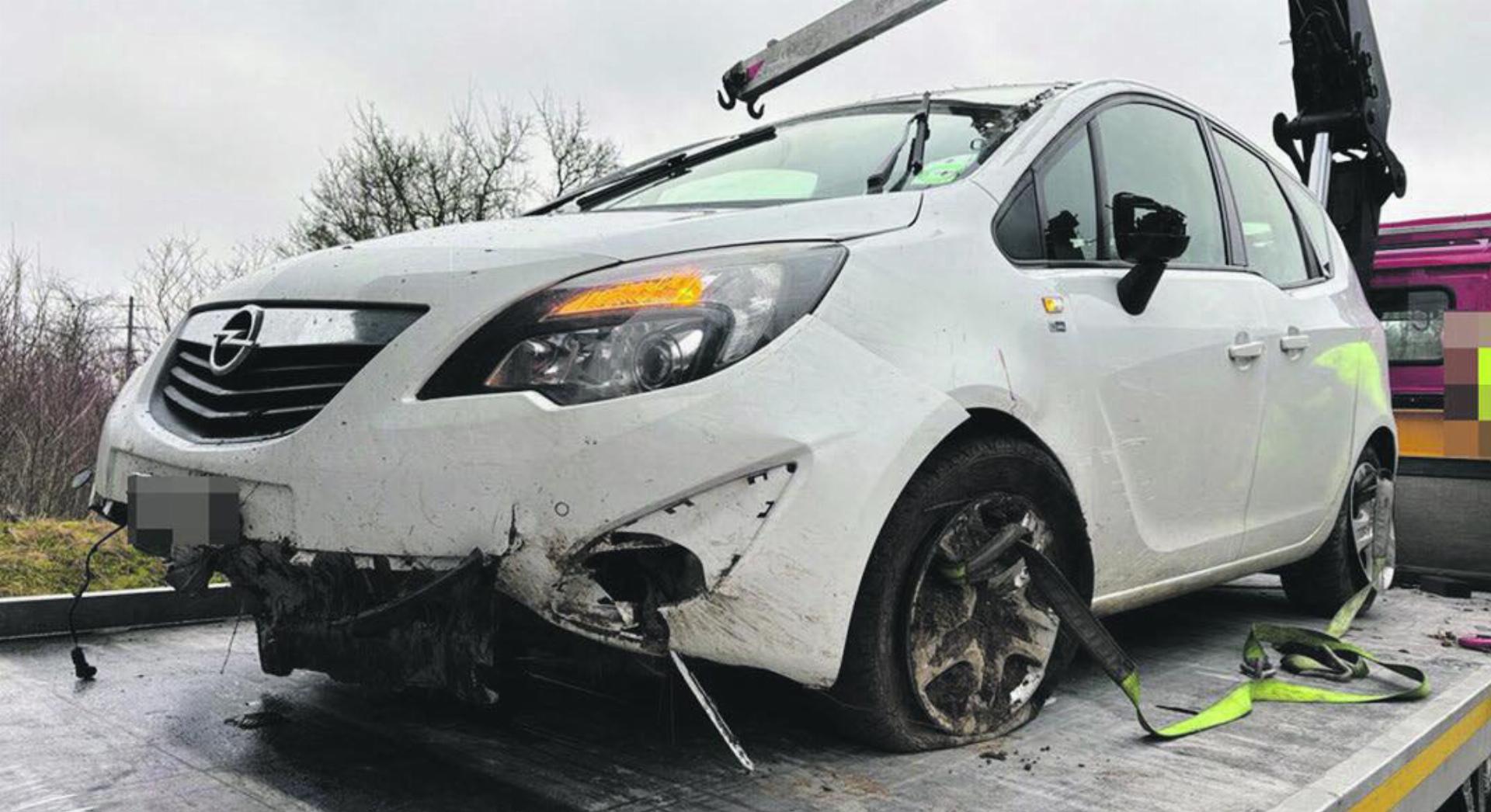 Automobilist fährt in Ausfahrt geradeaus - Das Bild wird blockiert. – Möglicherweise durch einen aktiven Adblocker.