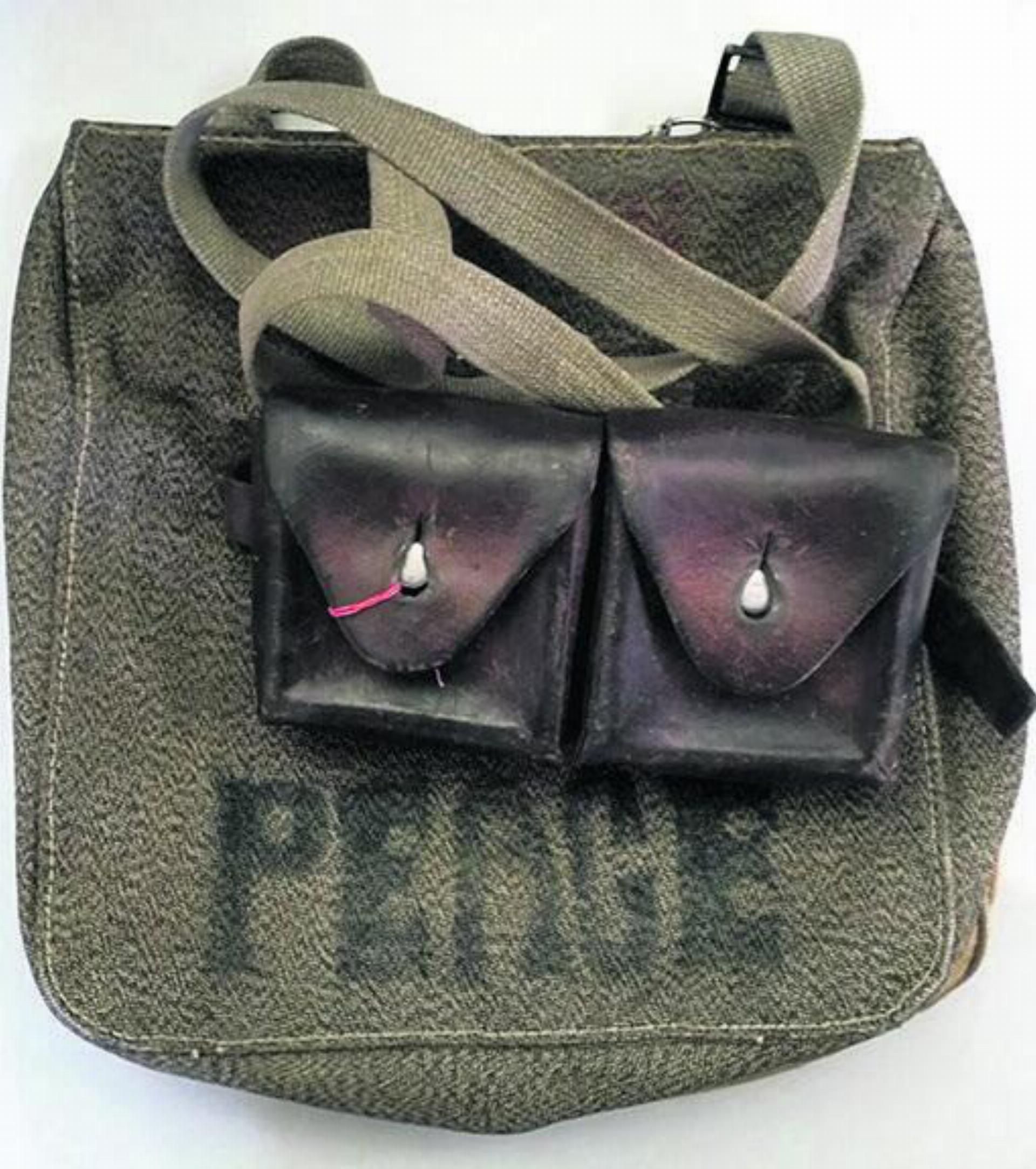 Auch ein Neuzugang: Mit «PEACE» beschrifteter Brotsack aus dem Zweiten Weltkrieg mit befestigter Patronentasche. Foto: zVg