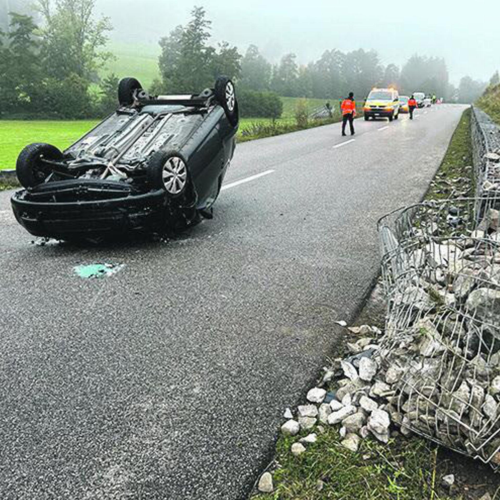 Zuzgen: Auto überschlagen