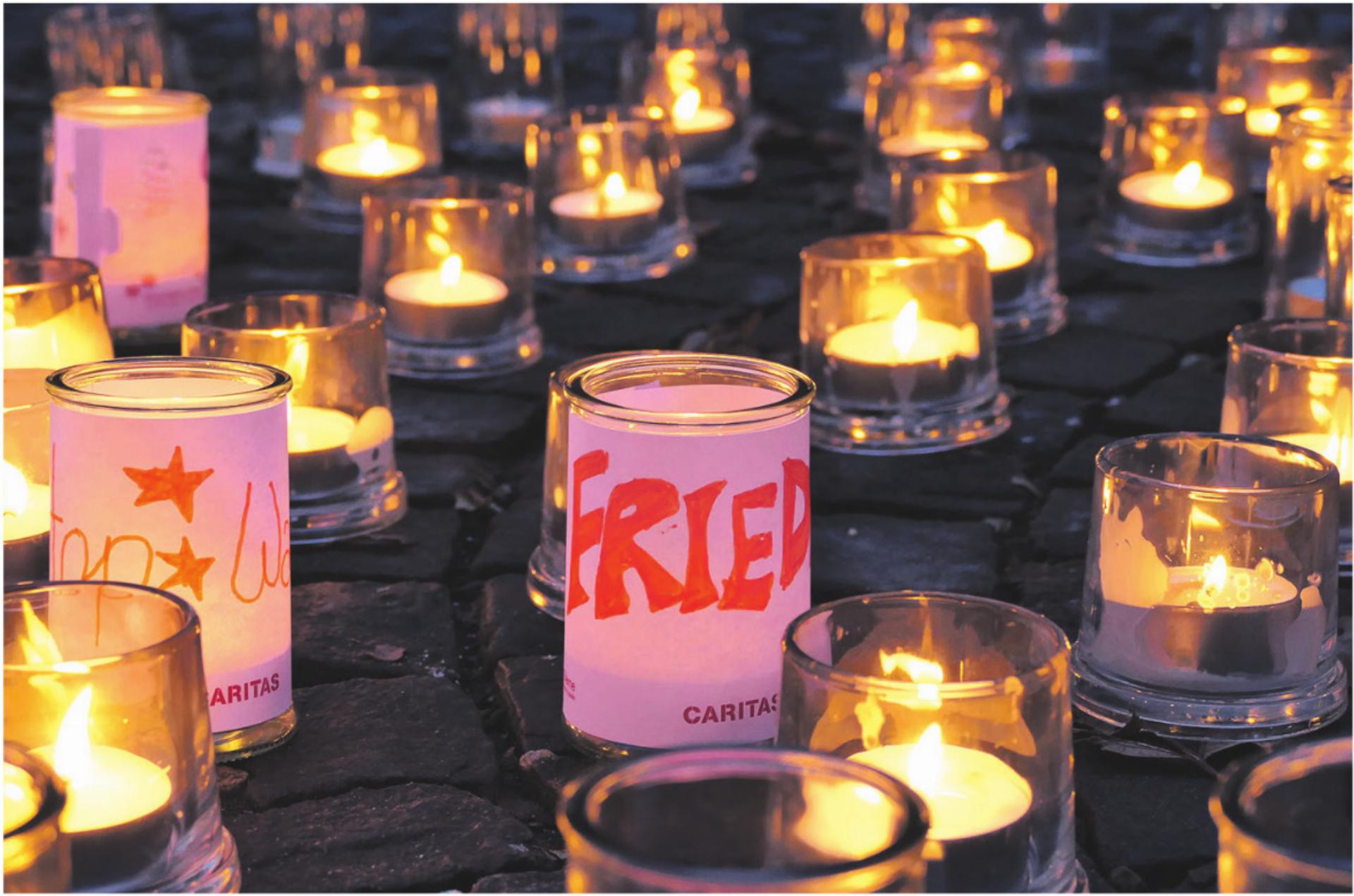 Die Rheinbrücke wird von Kerzen erleuchtet - Das Bild wird blockiert. – Möglicherweise durch einen aktiven Adblocker.