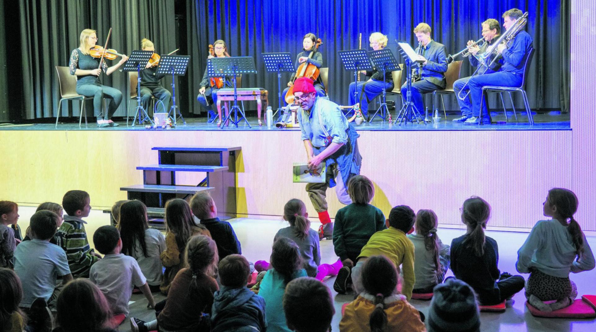 «Schellenursli» erzählt von acht Musikern und einem Schauspieler