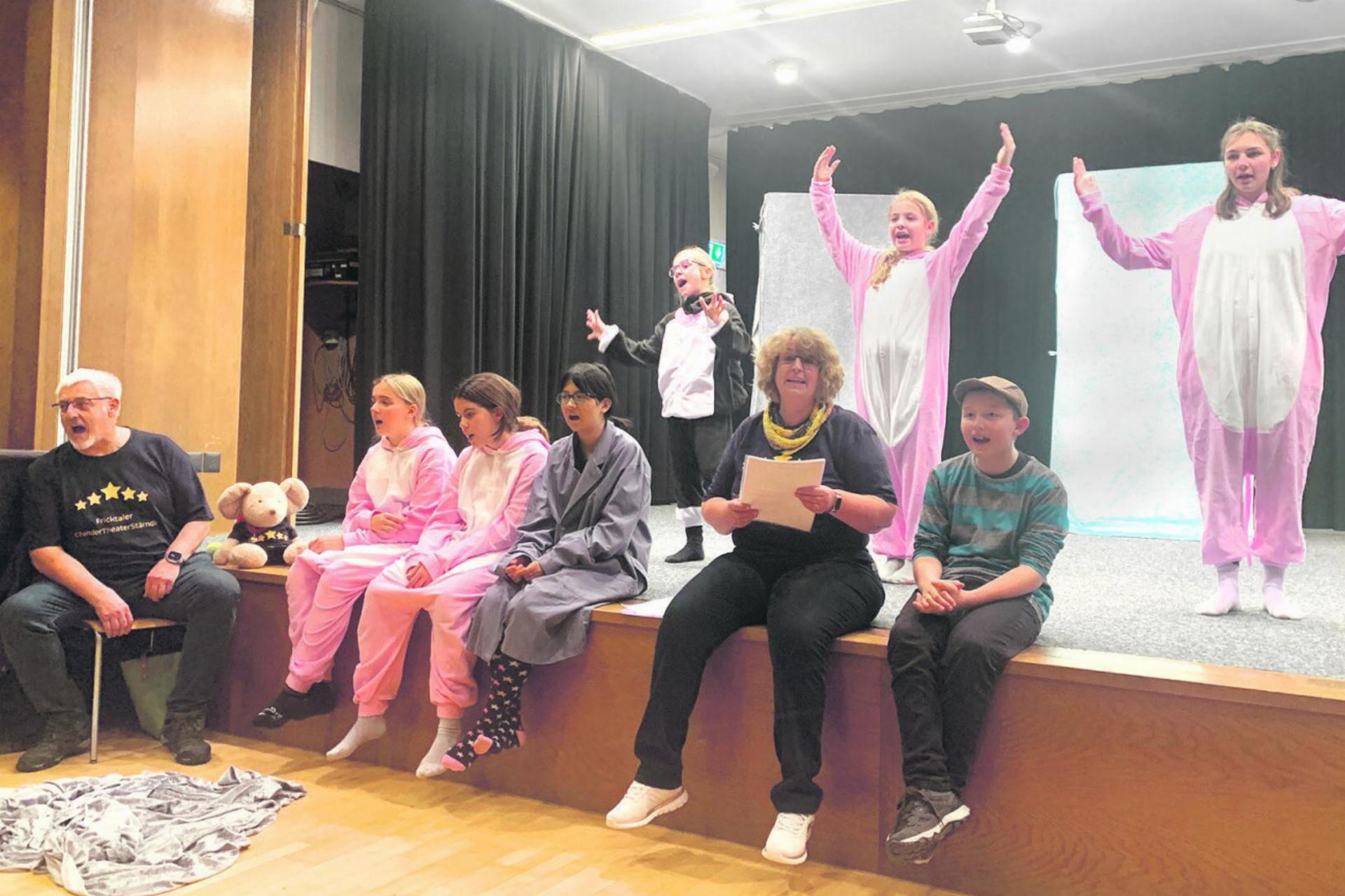 Urs und Anita Stammbach-Bindt freuen sich mit den Kindern über die gelungene erste Produktion des Kindertheaters «Stärndli». Foto: Simone Rufli