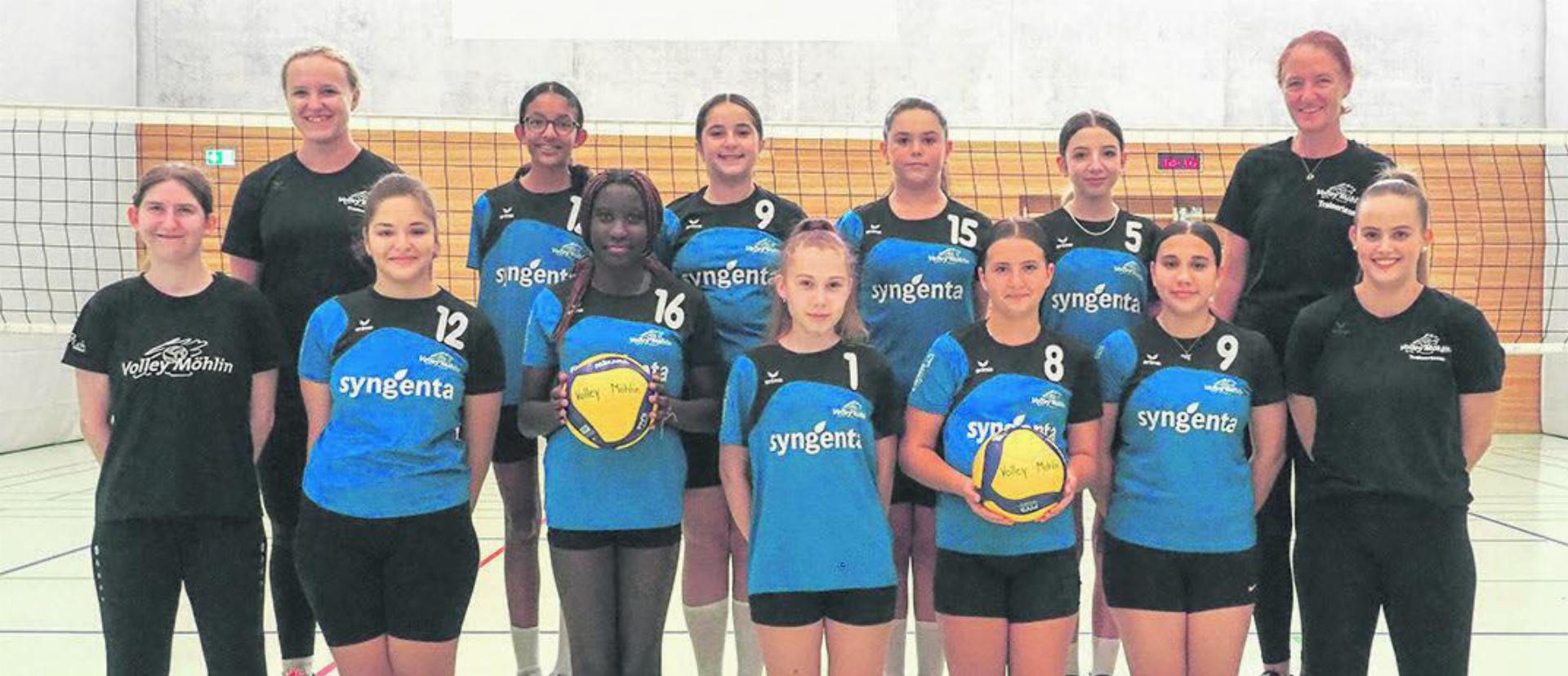 Die Möhliner U15-Volleyballerinnen mit ihren Trainerinnen. Foto: zVg