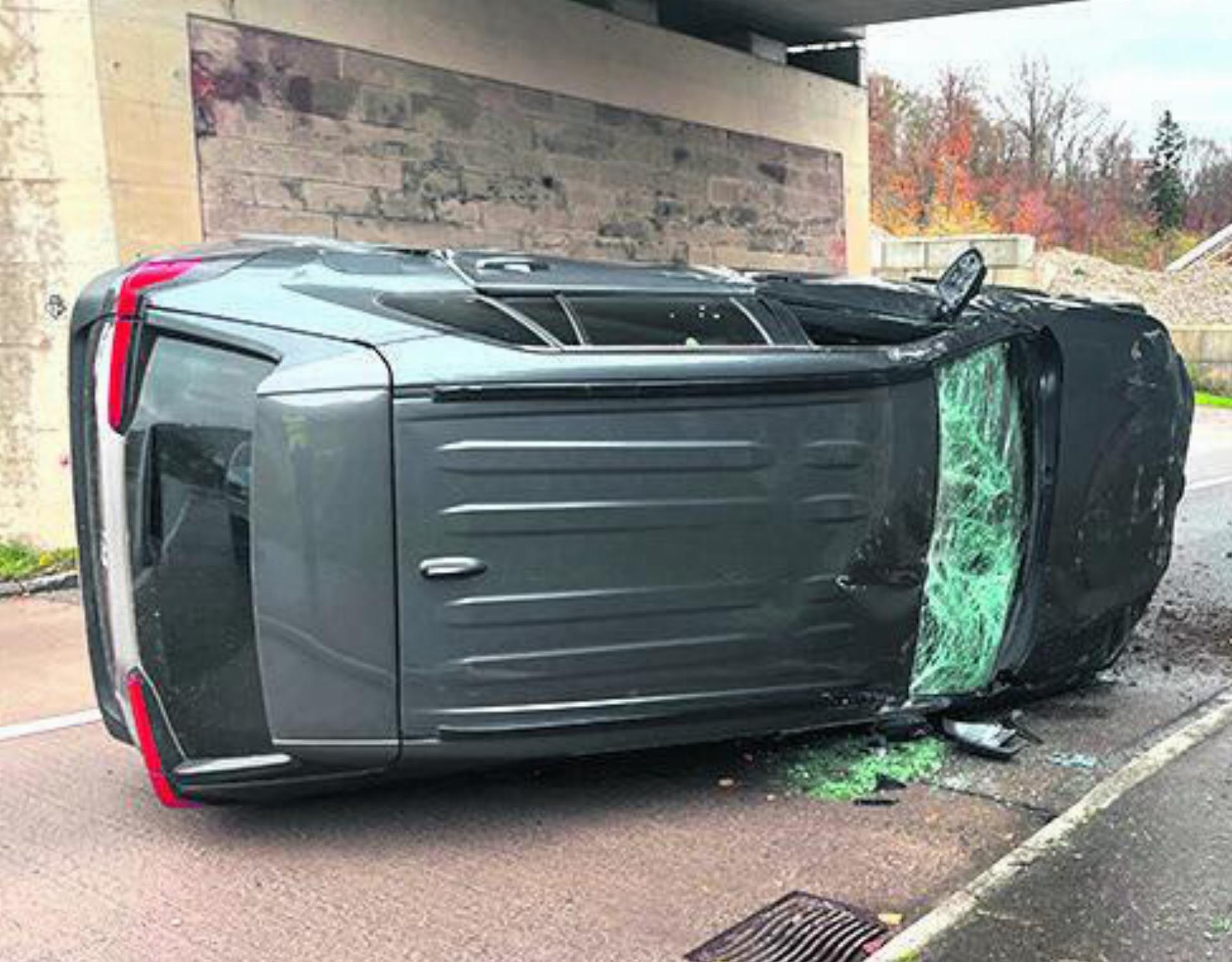 Autoinsassen flüchten nach Selbstunfall