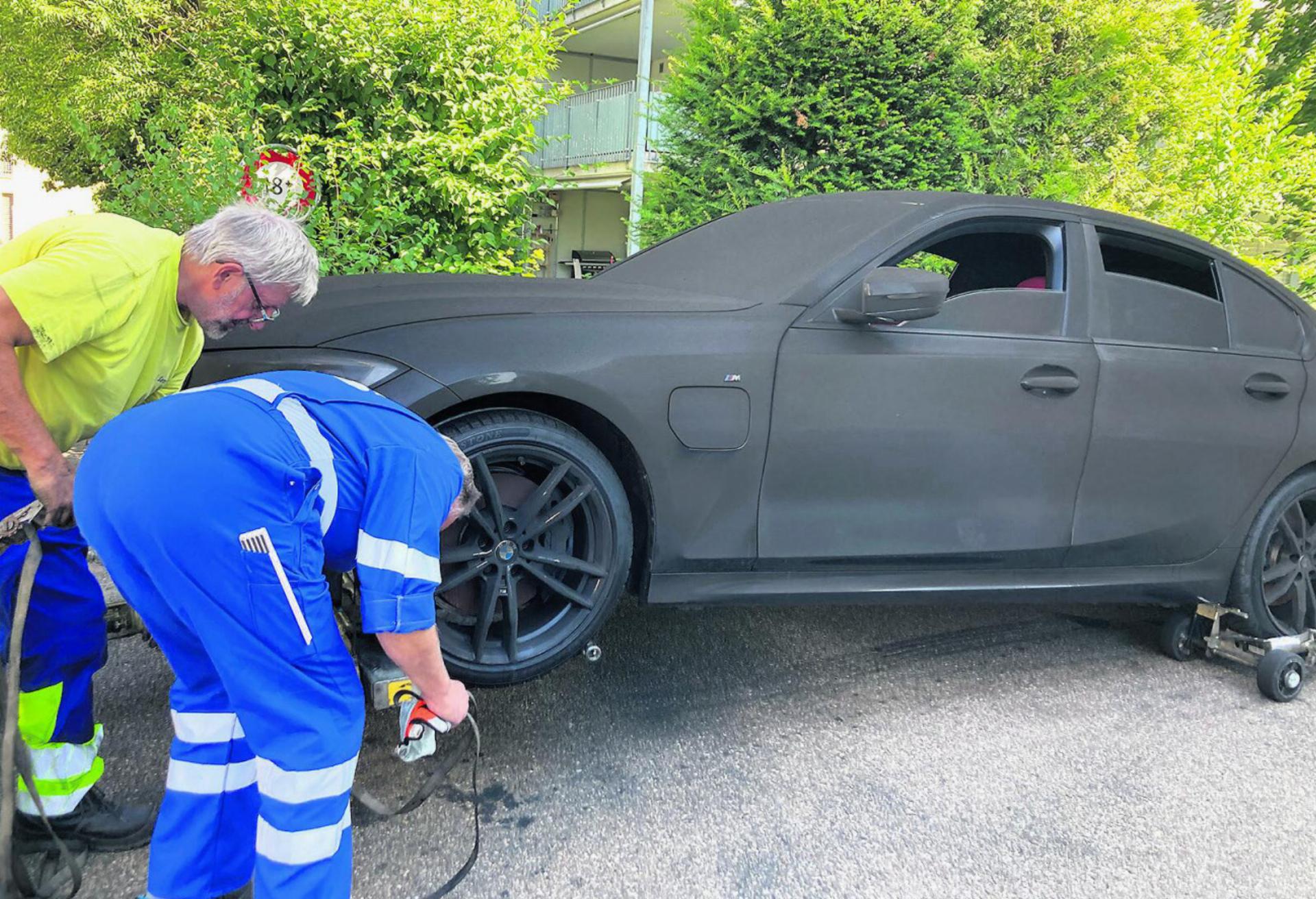 Stiller Abgang: Nach Tiefgaragenbrand in Möhlin werden die Autos geborgen