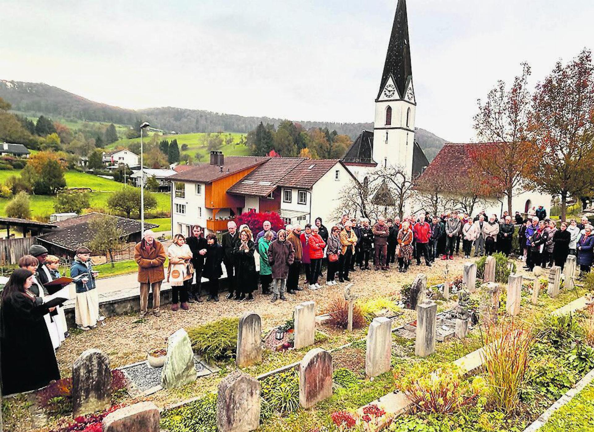 Bewegende Gedenkfeier vor anstehender Gräberräumung