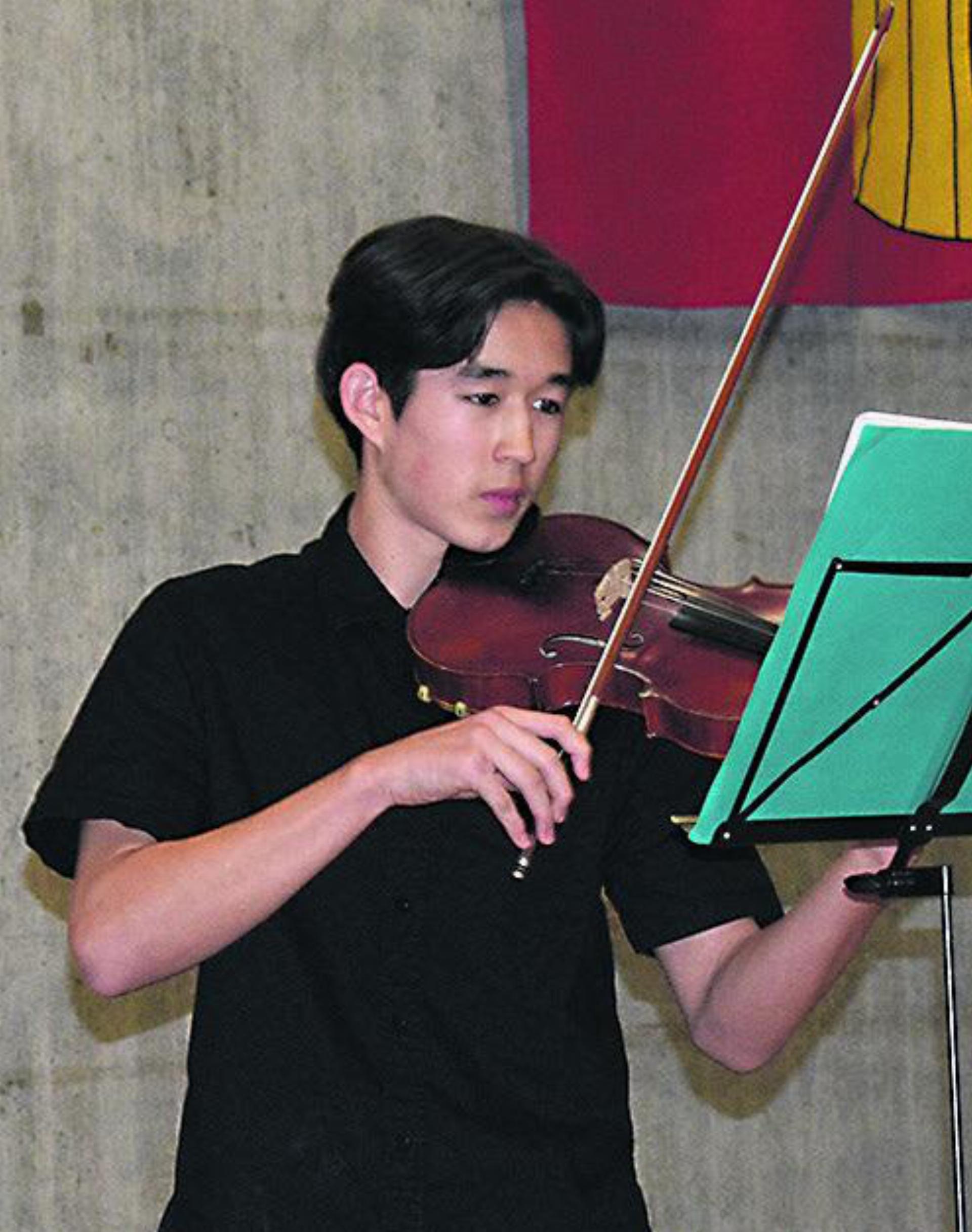 Dieser Violin-Schüler hat bereits sein Wunschinstrument gefunden. Foto: zVg