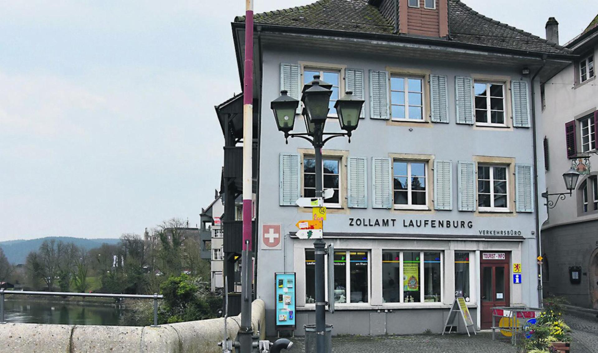Das von der Stadt Laufenburg betriebene Tourist-Info befindet sich im ehemaligen Zollgebäude bei der alten Rheinbrücke.
