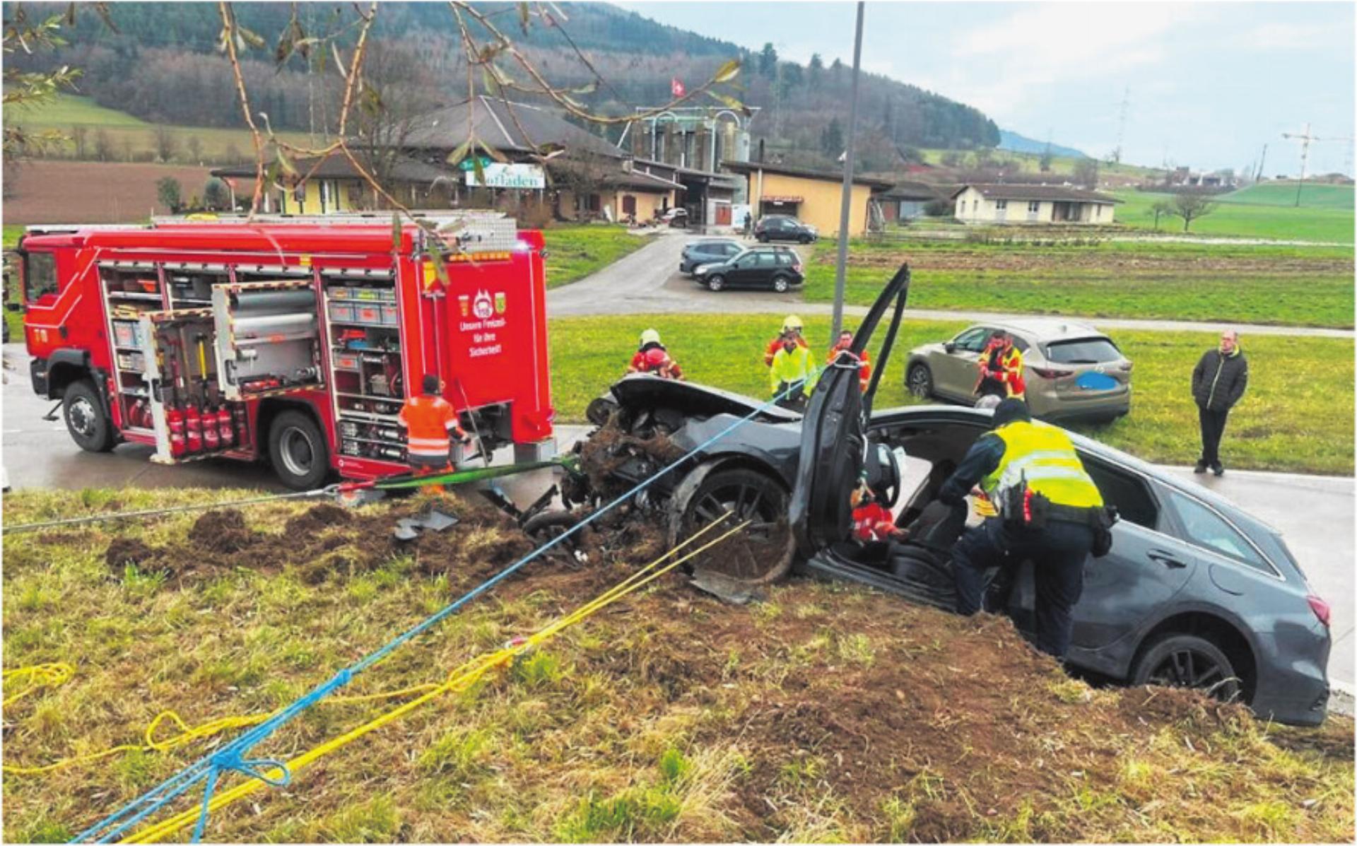 Kollision mit Landstrassen-Kreisel - Das Bild wird blockiert. – Möglicherweise durch einen aktiven Adblocker.