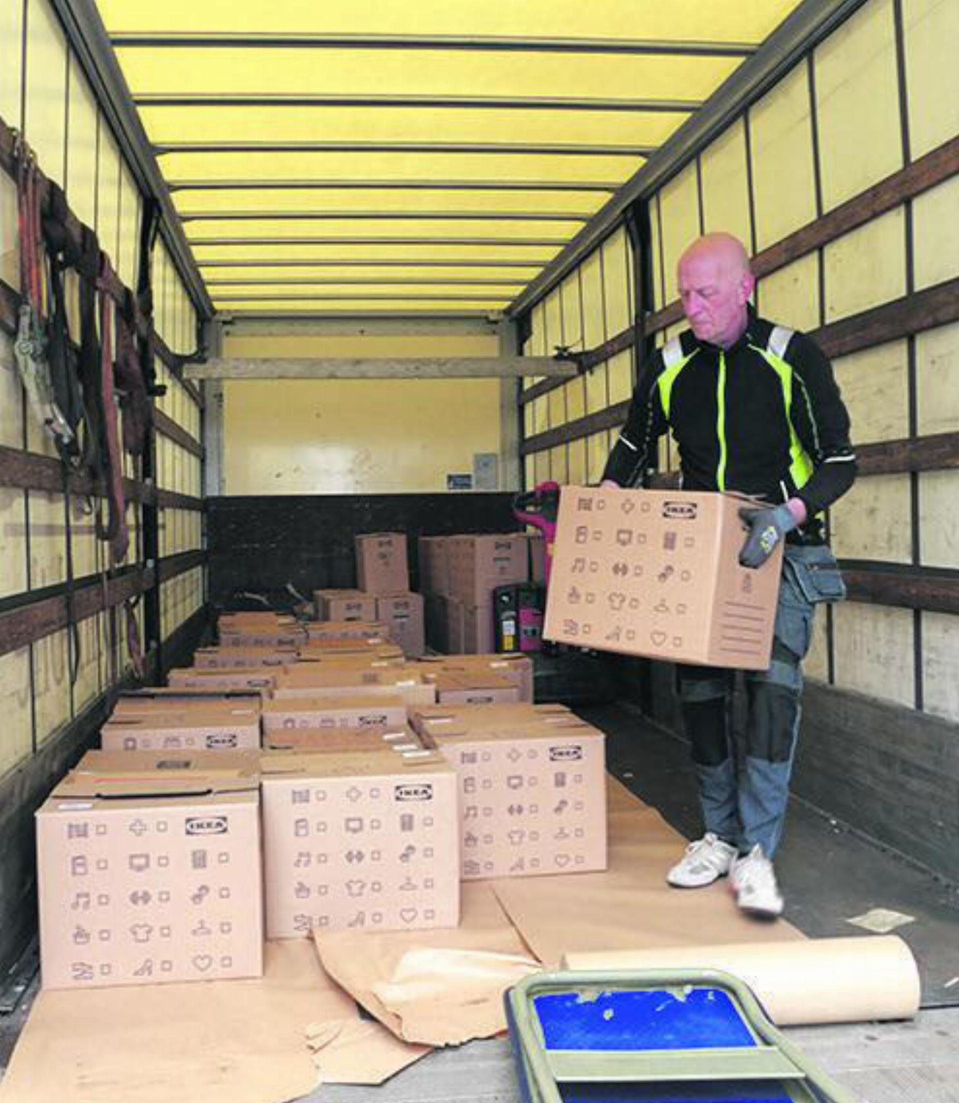 Die Kartons mit den Büchern werden vorübergehend nach Deutschland gebracht. Foto: zVg