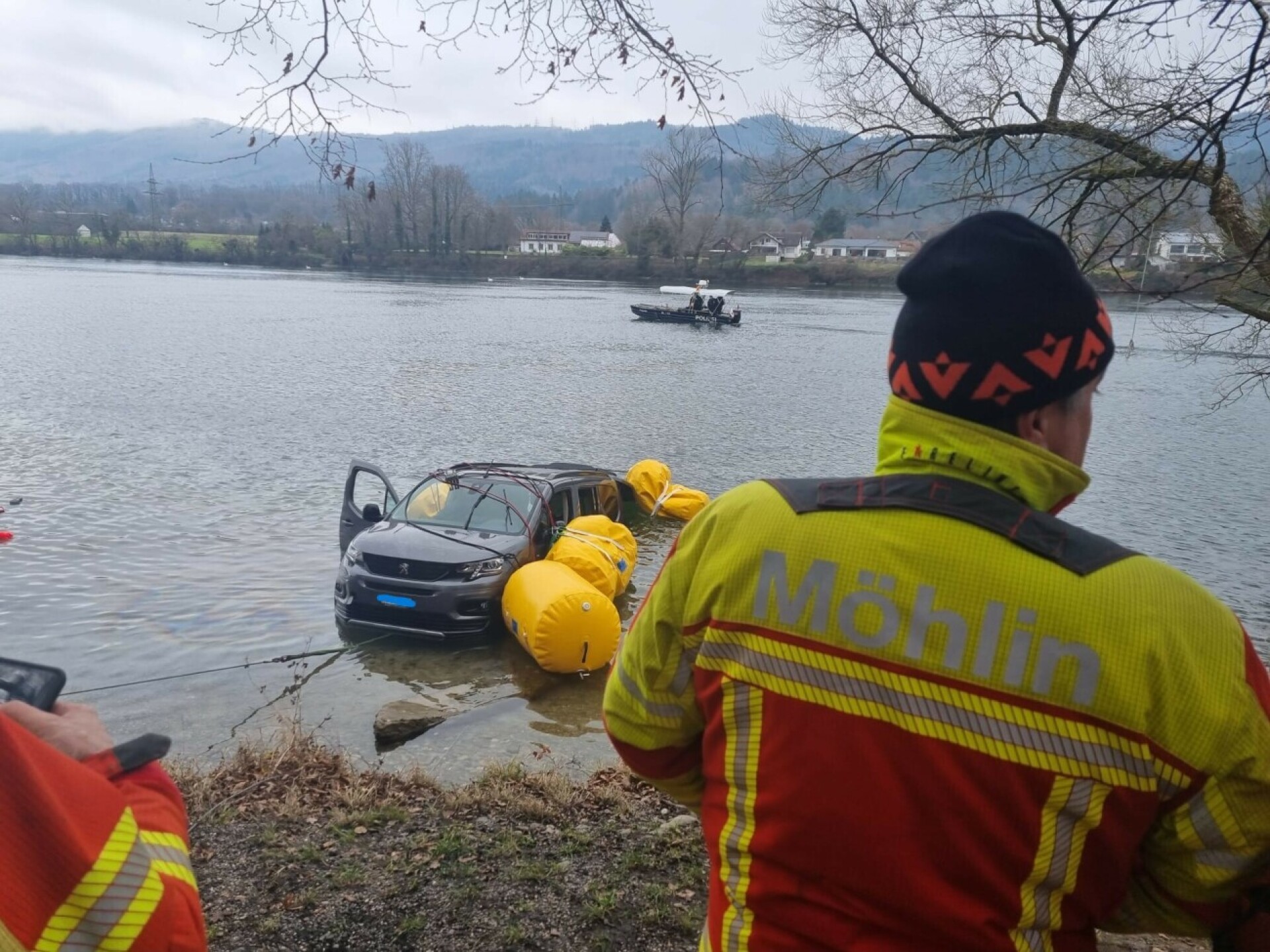 Aus acht Metern Tiefe: Auto aus dem Rhein bei Wallbach geborgen - Das Bild wird blockiert. – Möglicherweise durch einen aktiven Adblocker.