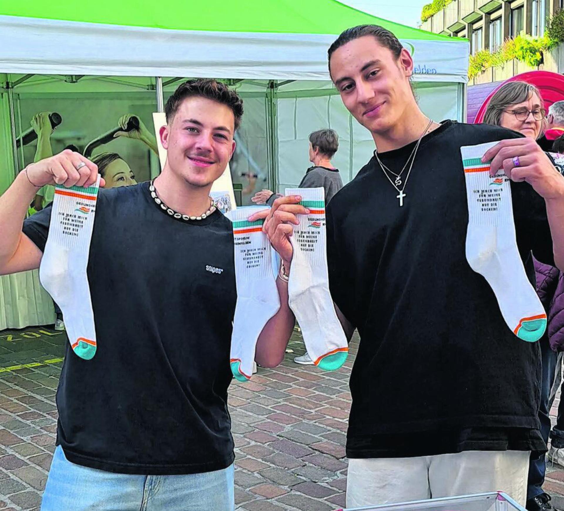 Junge Gewinner der GF-Socken am Herbstmarkt. Foto: zVg