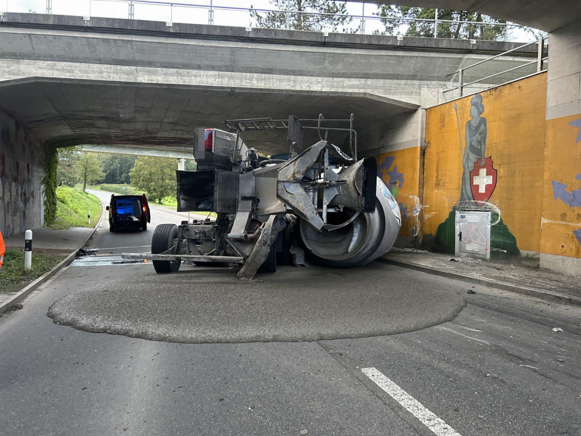 Kaisten: Selbstunfall mit Betonmischer