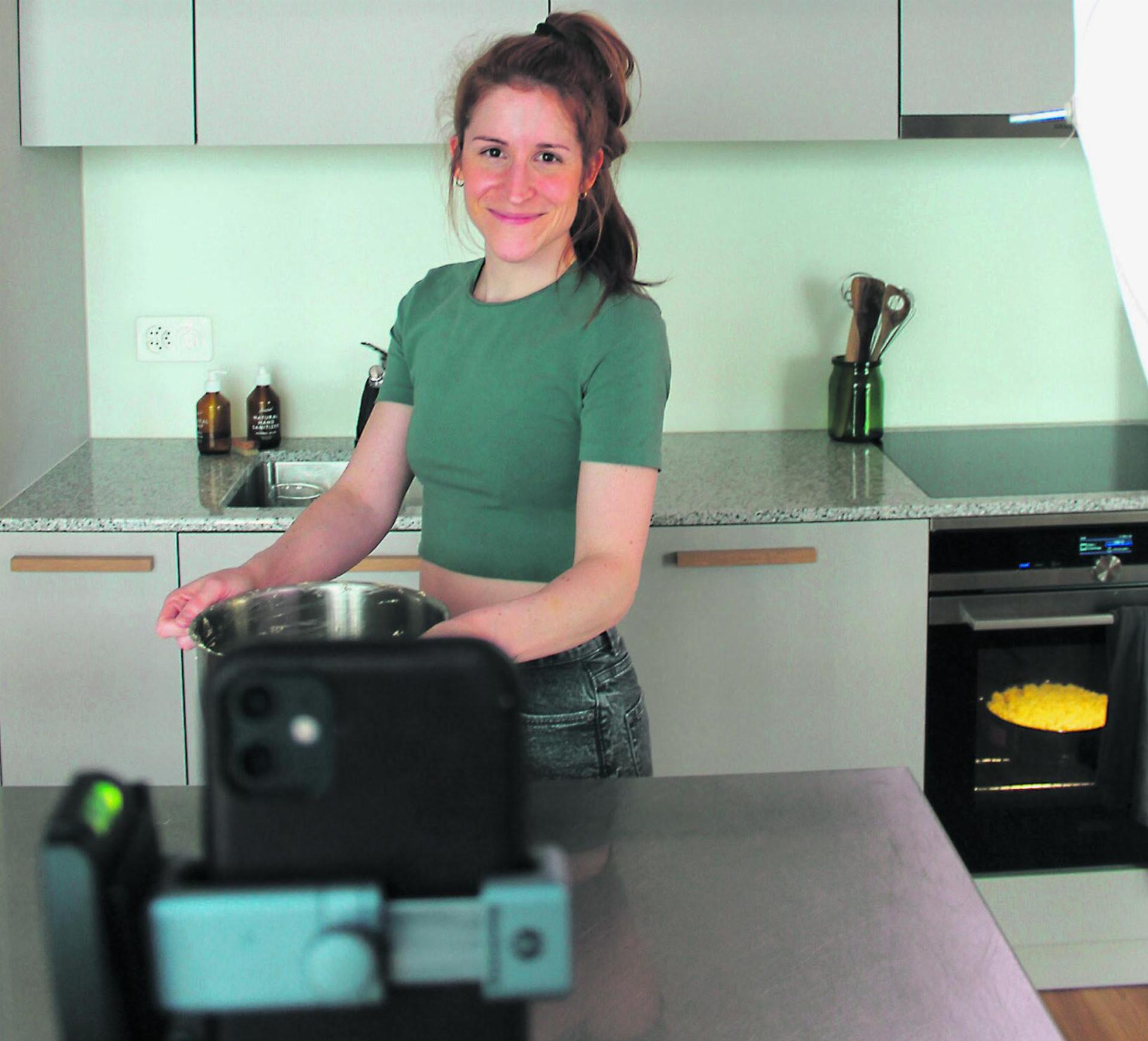 One-Woman-Show; Judith Erdin an ihrem Arbeitsplatz, im Ofen hinter ihr ein Rhabarber-Streuselkuchen, eines ihrer Lieblingsgebäcke. Foto: Karin Pfister
